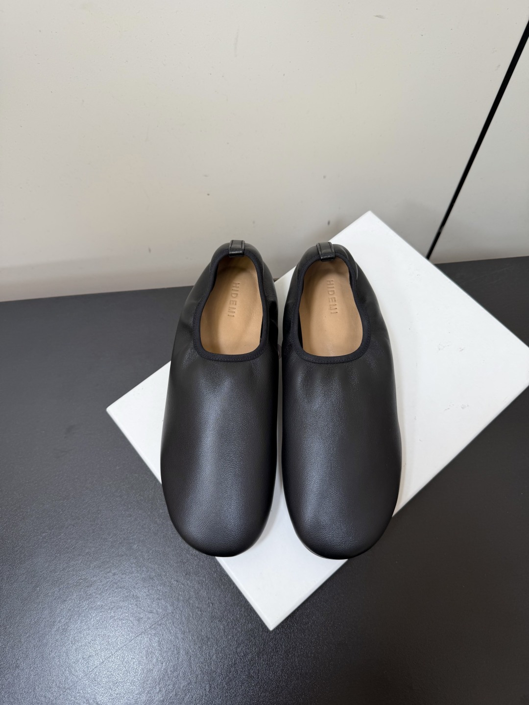 NO:903228,Hidemi's new early spring round-toe slip-on flats are gentle and textured, and have a lazy temperament on the feet. They are particularly suitable for daily outings or commuting to work. The simple and elegant style is easy to wear, and they have a sense of atmosphere when paired with pants or skirts. They are durable and show off their temperament. They are a versatile style that you can't go wrong with in your shoe cabinet.  The collar of the shoe is designed with elastic pleats, which is not only a finishing touch, but also perfectly adapts to various foot types. It is super easy to put on and take off. Who knows the joy of slipping on one foot!  Upper sheepskin/sheep suede, lining sheepskin, outsole Italian genuine leather outsole size 35-41 (customized sizes 40 and 41 are not returnable), single shoes, flats, skirts, sheepskin, Leather soles19860909Hidemi 早春新款圆头一脚蹬平底鞋 温柔又有质感上脚自带慵懒气质,不管是日常出门还是通勤上班都特别合适.简约大气的版型不挑穿搭,随便配裤子、裙子都很有氛围感,耐看又显气质,是鞋柜里怎么都不会出错的百搭款. 鞋口做了弹性褶皱设计,既是点睛之笔,又能完美适配各种脚型,穿脱超级方便,一脚蹬的快乐谁懂！ 鞋面羊皮/羊反绒 内里羊皮 大底意大利真皮大底 size35-41码（40、41码定制不退换）,单鞋,flats,skirts,sheepskin,Leather soles,Women's Shoes
