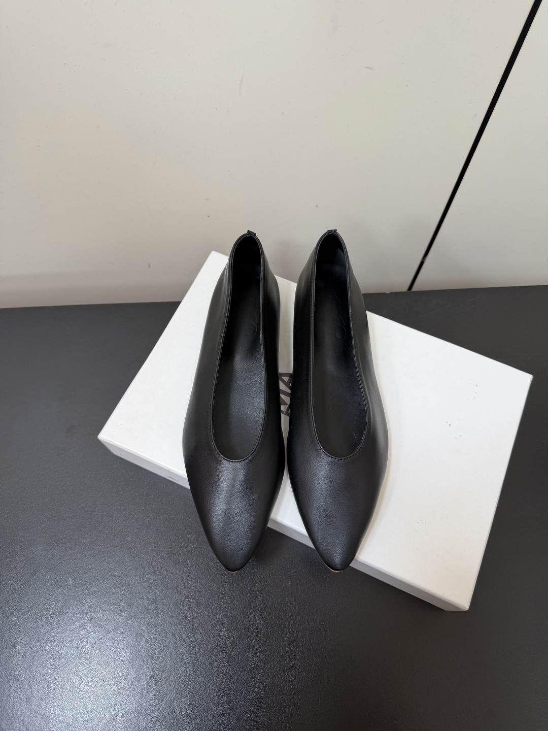 NO:903236,MARTINIANO26 new early spring Mary Jane flat shoes, dancing shoes and grandma shoes!  It’s rare to see a dance shoe that is so detailed and very tolerant to the foot. It modifies the foot shape properly without losing its unique charm. It is convenient and convenient to put on the foot. It is also very comfortable and can be worn in daily life. It is super versatile!  The upper is made of imported sheepskin, the lining is sheepskin, the foot pads are sheepskin, and the outsole is Italian genuine leather. Size: 35-40 (40 orders are not returnable), single shoes, mary jane, sheepskin, Leather soles19860909MARTINIANO26早春新款玛丽珍平底单鞋跳舞鞋奶奶鞋！很少会看到一款跳舞鞋会做到这么精细、而且对脚的包容性特别强,把脚型修饰得妥妥的,又不失独特韵味,上脚方便便捷,且非常舒适、日常穿都没有问题的、超级百搭！ 鞋面采用进口羊皮 内里羊皮 垫脚羊皮 大底意大利真皮大底 码数:35-40（40订做不退换）,单鞋,mary jane,sheepskin,Leather soles,Women's Shoes