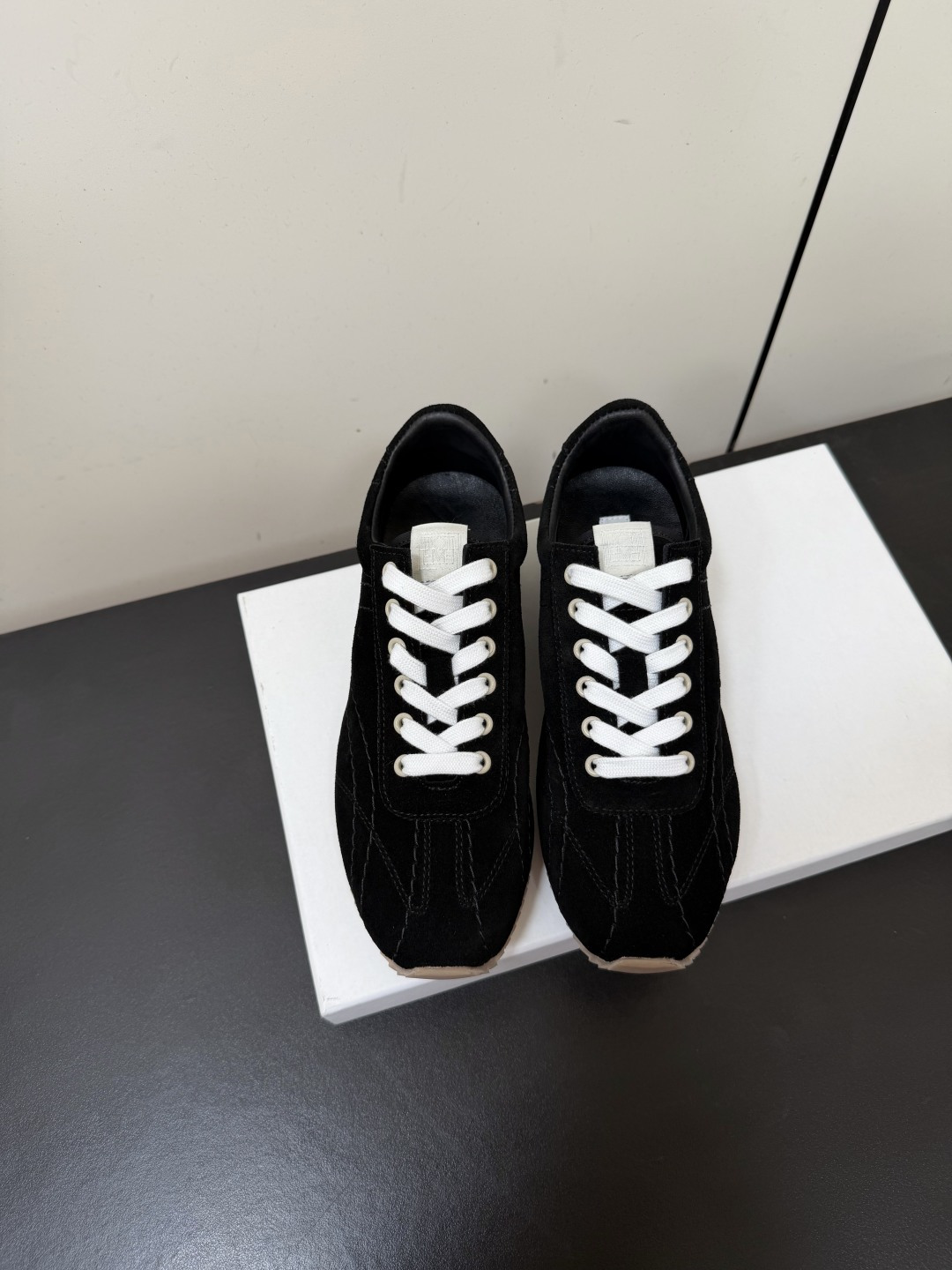 NO:903281,Toteme 26ss early spring new retro moral training Forrest Gump shoes, a classic retro design that is instantly recognizable, perfectly blending Nordic minimalist style with retro sporty feel. Smooth shoe lines, paired with delicate suede texture, bring a lazy and relaxed atmosphere, and every detail highlights the brand's minimalist aesthetics.  Whether paired with a simple casual suit, smart cigarette trousers, or an elegant dress or loose jeans, you can easily capture the sense of relaxation and put a sense of luxury on your feet. You will be the focus wherever you go. Cow suede upper, sheepskin lining, rubber outsole, size 35-39 (customized size 40 is non-refundable), casual shoes/sports shoes, sneakers, skirts, jeans, business suit, sheepskin, chamois leather19860909Toteme 26ss早春新款复古德训阿甘鞋 一眼沦陷的经典复古设计,将北欧极简风与复古运动感完美融合.流畅的鞋型线条,搭配细腻的麂皮质感,自带慵懒松弛的氛围感,每一处细节都彰显着品牌的极简美学. 无论是搭配简约的休闲西装、干练的烟管裤,还是飘逸的连衣裙、宽松的牛仔裤,都能轻松拿捏松弛感,把高级感穿在脚上,走到哪里都是焦点. 鞋面牛反绒 内里羊皮 大底橡胶大底 size35-39码（40码定制不退换）,休闲鞋/运动鞋,sneakers,skirts,jeans,business suit,sheepskin,chamois leather,Women's Shoes