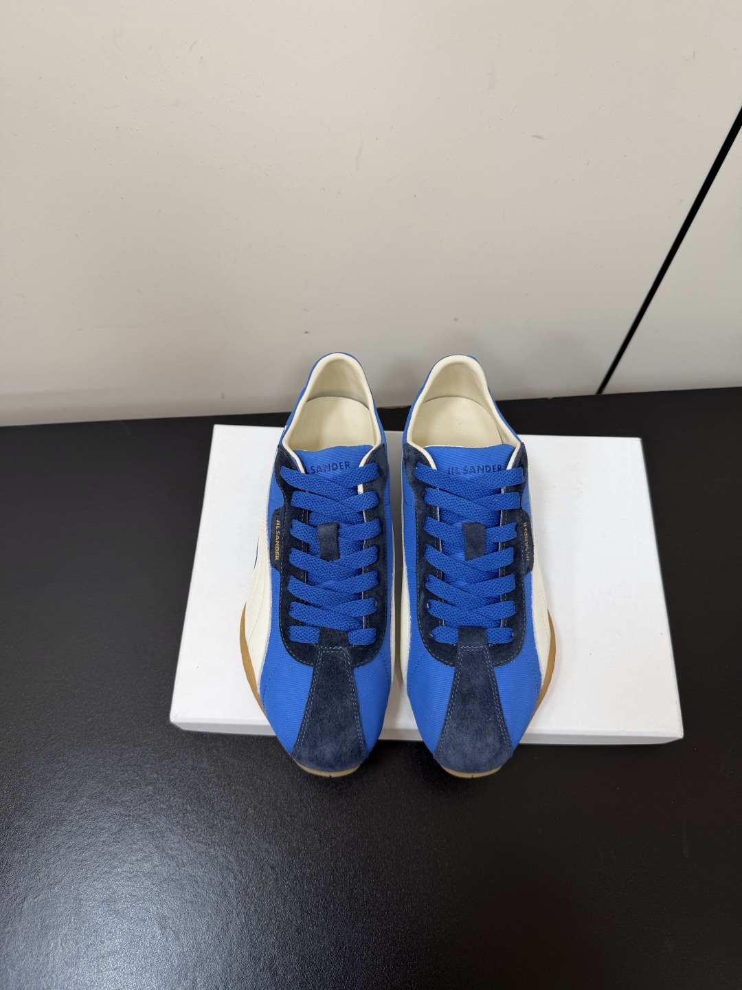 NO:903299,JilsanderPuma's co-branded Ultrasoft Speedcats Rose casual sneakers are available in two colors: black with white trim and white with black trim. They are both made of leather and have a high-end and glossy texture. There are iconic white and black large logo strips on the side of the shoe, and a white and black Puma embroidered logo on the toe, making it highly recognizable.  Equipped with main shoelaces and wrap-around decorative shoelaces, the main shoelaces are used to fix the shoe shape, and the decorative shoelaces are tied into bows in a cross-wrap manner, adding a ballet-style elegance and giving the shoes a softer design based on the retro racing style. The upper is made of imported cowhide, lining sheepskin, original rubber outsole Size35-39 (40 customizations are non-refundable), casual shoes/sports shoes, jil sander, sneakers, cowhide, sheepskin19860909JilsanderPuma 彪马联名款Ultrasoft Speedcats Rose同款休闲板鞋复古德训鞋 有黑底白饰和白底黑饰两种配色,均采用皮革材质打造,质感高级且有光泽.鞋身侧边有标志性的白色和黑色大logo条带,鞋头处有白色和黑色的彪马美洲狮刺绣标识,辨识度拉满. 配备主鞋带和环绕式装饰鞋带,主鞋带用于固定鞋型,装饰鞋带则以交叉环绕的方式系成蝴蝶结,增添了芭蕾风的优雅感,让鞋子在复古赛车风格基础上多了几分柔美设计.  鞋面采用进口牛皮,内里羊皮,原版橡胶大底 Size35-39（40定制不退换）,休闲鞋/运动鞋,jil sander,sneakers,cowhide,sheepskin,Women's Shoes