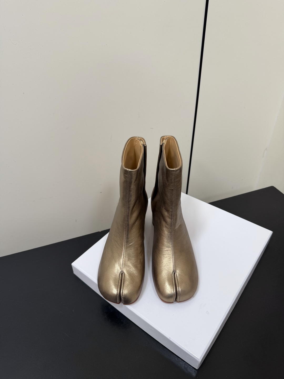 NO:903263,New color maisonmargiela MM6 split-toe Margiela classic split-toe boots are highly recognizable, perfect in comfort, and a timeless item that will never go out of style. Original sheepskin, cowhide sole!  Actual measured heel height 6cm, top quality 35-39 (40.41.42 customized, non-refundable), boots, masion margiela, masion margiela, boots, cowhide, sheepskin19860909上新色maisonmargiela MM6分趾 马吉拉经典分趾靴 辨识度极高,舒适度满分,不会过时的决绝子单品 原版羊皮,牛皮鞋底！ 实测6cm跟高 顶级品质35-39（40.41.42定制不退换）,靴子,masion margiela,masion margiela,boots,cowhide,sheepskin,Women's Shoes