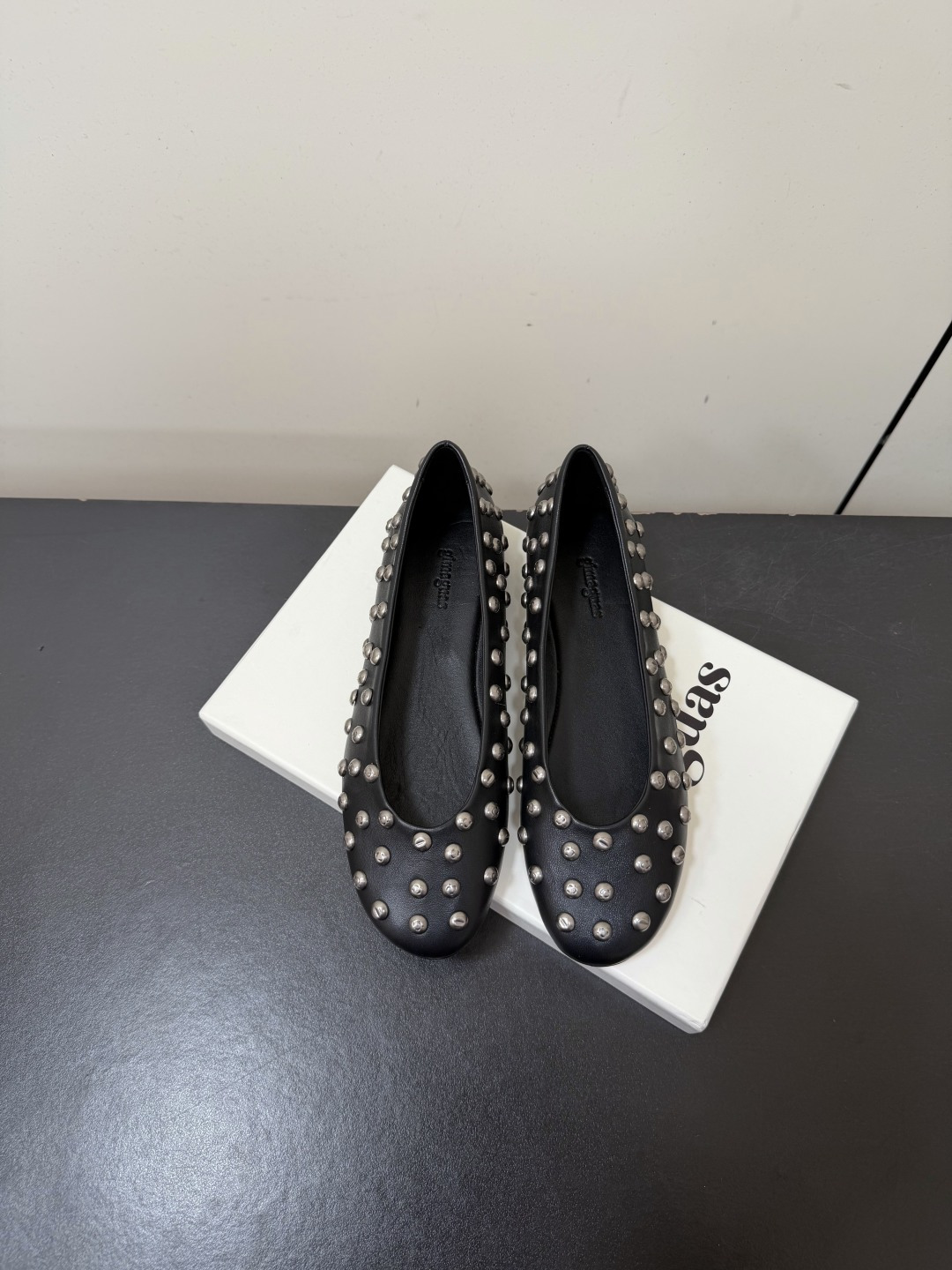 NO:904668,Gimaguas 26ss new summer rivet flat shoes. These rivet flat shoes are based on a simple shoe shape. The metal rivets scattered throughout the shoe body inject just the right cool aura into the whole, breaking the boring feeling of the basic model, and bringing a casual and eye-catching effect.  The neat flat shoe shape fits the curve of the foot, and there is no pressure or fatigue when walking. Whether it is daily shopping or light commuting, it can be easily adapted and worn for a long time without any burden. Sheepskin upper, sheepskin lining, Italian genuine leather outsole, size 35-40 (customized size 40 is non-returnable), single shoes, flats, sheepskin, Leather soles19860909Gimaguas 26ss夏季新款铆钉平底单鞋 这款铆钉平底鞋,以简约鞋型为基底,鞋身错落点缀的金属铆钉,为整体注入了恰到好处的酷飒气场,打破了基础款的沉闷感,自带随性又亮眼的吸睛效果. 利落的平底鞋型贴合脚型曲线,行走时无压不累脚,不管是日常出门逛街还是轻通勤场景,都能轻松适配,长时间穿着也毫无负担. 鞋面羊皮 内里羊皮 大底意大利真皮大底 size35-40码（40码定制不退换）,单鞋,flats,sheepskin,Leather soles,Women's Shoes