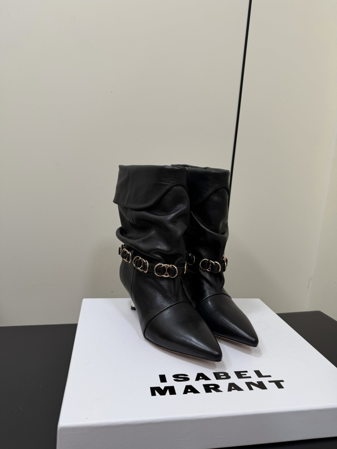 NO:957857,Isabel Marant's new autumn and winter products chain stacked boots | Relaxed aura breaks the stereotype. Western casualness and exquisite edge are blended into the boot style. Every step is filled with a lazy and high-end atmosphere. The folded boot collar has a casual pleated texture. The metal buckle is embellished with low-key luxury details. The pointed kitten heel outlines neat lines. Pair it with a skirt or wide-leg pants to easily achieve the retro French style.  Suitable for those who pursue a casual atmosphere and have a high-end aura. Versatile but with their own style. Imported cowhide for the upper. Niujing. Imported cowhide for the lining. Imported leather outsole 35-39 (40.41.42 fixed), boots, boots, skirts, cowhide, Leather soles19860909Isabel Marant 秋冬新品 链条堆堆靴|松弛气场打破刻板束缚 西部随性与精致锋芒相融于靴型 每一步都漫着慵懒高级的氛围 翻折靴口自带随性褶皱肌理 金属环扣点缀低调轻奢细节 尖头小猫跟勾勒利落线条 搭配半裙或是阔腿裤轻松拿捏复古法式格调 适合追求随性氛围感又自带高级气场的穿搭爱好者百搭却自成风格 鞋面进口牛皮.牛京 内里进口牛皮 进口真皮大底 35-39（40.41.42定）,靴子,boots,skirts,cowhide,Leather soles,Women's Shoes