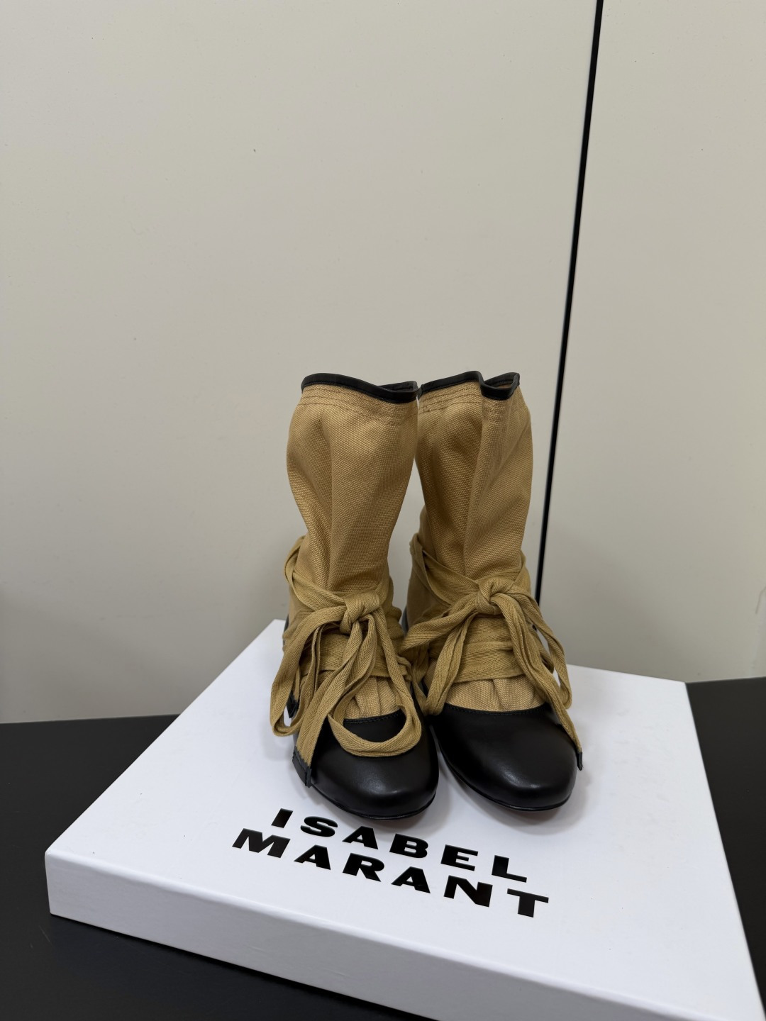 NO:957862,Isabel Marant's new autumn and winter products, pleated drawstring boots | Lazy and relaxed, deconstructing exquisite restraints. French relaxation and retro casualness are integrated into the boot silhouette. Every step is filled with a lazy and casual atmosphere. The natural pleats of the boots bring a casual texture. The drawstring lace details can easily adjust the tightness. The soft shoe body wraps up the soft lines. Pair it with a long skirt or straight pants for a lazy French atmosphere.  Suitable for players who prefer a relaxed and minimalist style, low-key but with a lazy poetry. The upper is imported cowhide. Cloth. The lining is imported cowhide. Imported leather outsole 35-39 (40.41.42 fixed), boots, boots, skirts, cowhide, Leather soles19860909Isabel Marant 秋冬新品 褶皱抽绳靴|慵懒松弛解构精致束缚 法式松弛与复古随性融进靴型轮廓 每一步都漫着慵懒随性的氛围 靴筒自然褶皱自带随性肌理感 抽绳系带细节轻松调节松紧度 软质鞋身包裹出柔和线条 搭配长裙或是直筒裤拿捏慵懒法式氛围感 适合偏爱松弛极简腔调的穿搭玩家低调却自带慵懒诗意 鞋面进口牛皮.布面 内里进口牛皮 进口真皮大底 35-39（40.41.42定）,靴子,boots,skirts,cowhide,Leather soles,Women's Shoes