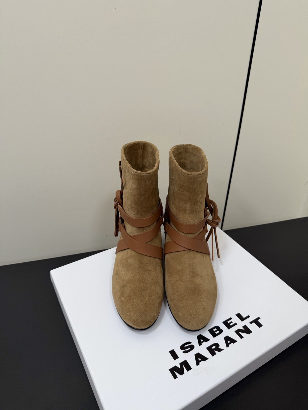 NO:957869,Isabel Marant's new autumn and winter products, Western lace-up boots | Free tones and breaking away from the standard frame. Wilderness and retro style are integrated into the silhouette of the boots. Every step reveals a relaxed and uninhibited aura. The cross strap knot design adds a layered look. The suede texture has a retro matte texture. The neat pointed toe flat heel combines freedom and comfort. Pair it with a denim skirt or overalls to easily create an American wilderness atmosphere.  Suitable for people who prefer casual retro style and pursue comfortable wearing style. It is low-key but has its own free and easy aura. The upper is imported cowhide/cowhide. The lining is imported cowhide. Imported leather outsole 35-39 (40.41.42 fixed), boots, boots, skirts, cowhide, Leather soles19860909Isabel Marant 秋冬新品 西部绑带靴 | 自由调性挣脱制式框架 旷野随性与复古风骨融入靴身轮廓 每一步都流露松弛不羁的气场 交叉绑带绳结设计增添层次看点 绒面肌理自带复古哑光质感 利落尖头平跟兼顾洒脱与舒适 搭配牛仔裙或是工装裤轻松营造美式旷野氛围 适合偏爱随性复古风又追求自在穿着感的穿搭人群低调却自带洒脱气场 鞋面进口牛京/牛皮 内里进口牛皮 进口真皮大底 35-39（40.41.42定）,靴子,boots,skirts,cowhide,Leather soles,Women's Shoes