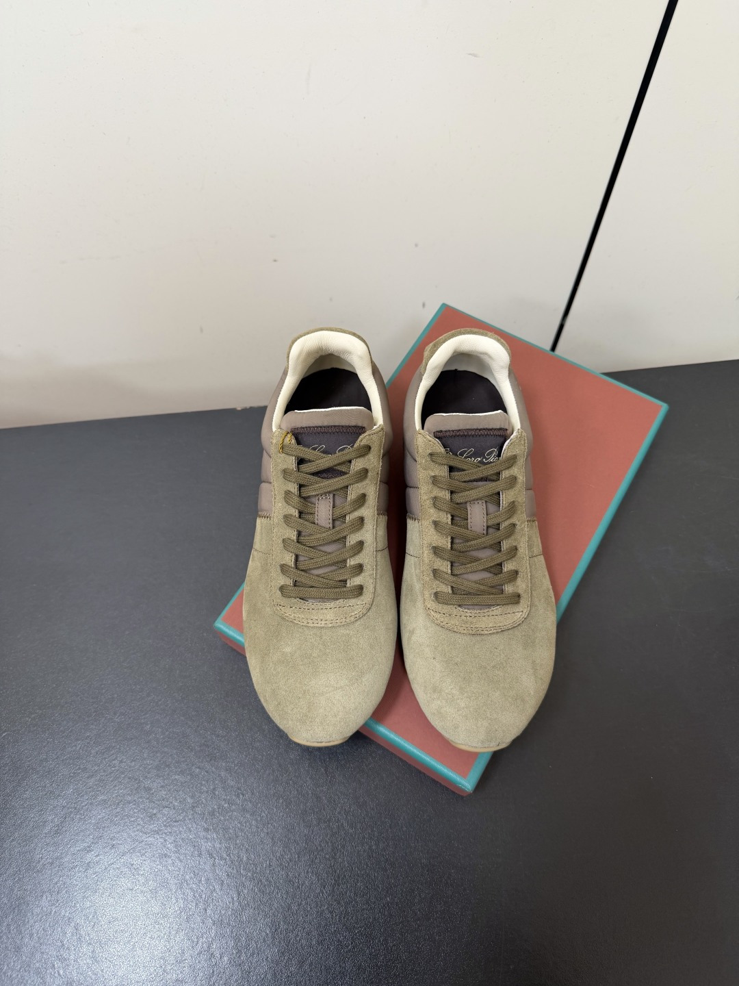 NO:957854,2056 Spring and Summer New Loro Piana LP Fast Walk couples sneakers old money style retro lace-up moral training shoes Suede casual versatile sneakers Fast Walk sneakers are practical and elegant, with a smooth low-top design that fits the curve of the foot and shows the style of a classic running shoe. The upper is made of soft and delicate suede material like velvet, spliced with Wind fabric panels to improve performance. The heel is decorated with heat-embossed Loro  The Piana logo adds a signature finishing touch. Customized canvas/cow suede upper, original molded TPU rubber outsole, size for women 35-39 (customized at 40, non-returnable), men 39-44 (customized at 45, non-refundable), casual shoes/sports shoes, loro piana, loro piana, sneakers, chamois leather198609092056春夏新款 Loro Piana 诺悠翩雅 LP Fast Walk情侣款运动鞋老钱风复古系带德训鞋 麂皮绒面休闲百搭运动鞋 Fast Walk运动鞋实用优雅,流畅的低帮设计,贴合足部曲线,尽显经典跑鞋风范.鞋面采用如天鹅绒般柔软细腻的绒面革材质,拼接Wind面料饰片,以提升性能.鞋跟饰以热压印Loro Piana徽标,增添标志性点睛之笔. 鞋面定制帆布/牛反绒 鞋底原版开模TPU橡胶大底 码数女35-39（40定做不退换） 男39-44（45定做不退换）,休闲鞋/运动鞋,loro piana,loro piana,sneakers,chamois leather,Women's Shoes