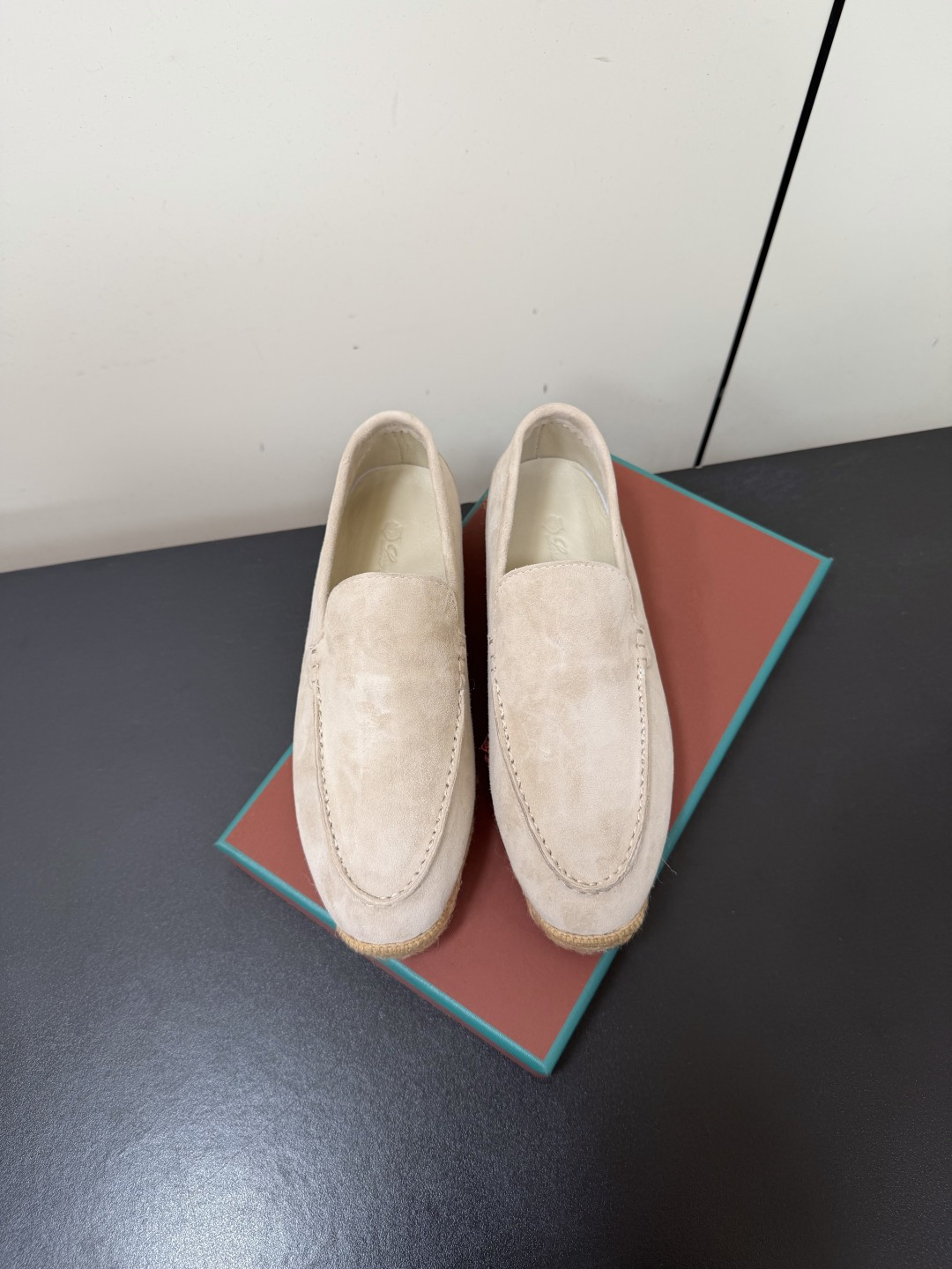 NO:957848,Loro Piana/ LP new spring and summer classic and beautiful flat shoes, minimalist style, retro and classy!  Simple and elegant, it is a very attractive style!  The King of High-end Versatile Suitable for All Seasons, Spring, Summer, Autumn, and Winter. Upper: High Mercerized Sheep Suede. Outsole: Straw Fisherman Sole Raw Rubber Sole. Size#35-39 (40 custom made, non-refundable), loafers, loro piana, loro piana, loafers, espadrilles, espadrilles19860909Loro Piana/ LP春夏新款经典绝美平底单鞋 极简主义风格,复古又级！ 简约又大气,属于非常耐看的款式！高级百搭之王一年四季春夏秋冬皆适宜 鞋面:高丝光羊反绒 大底:草编渔夫鞋底生胶底 Size#35-39（40定做不退换）,乐福鞋,loro piana,loro piana,loafers,espadrilles,espadrilles,Women's Shoes