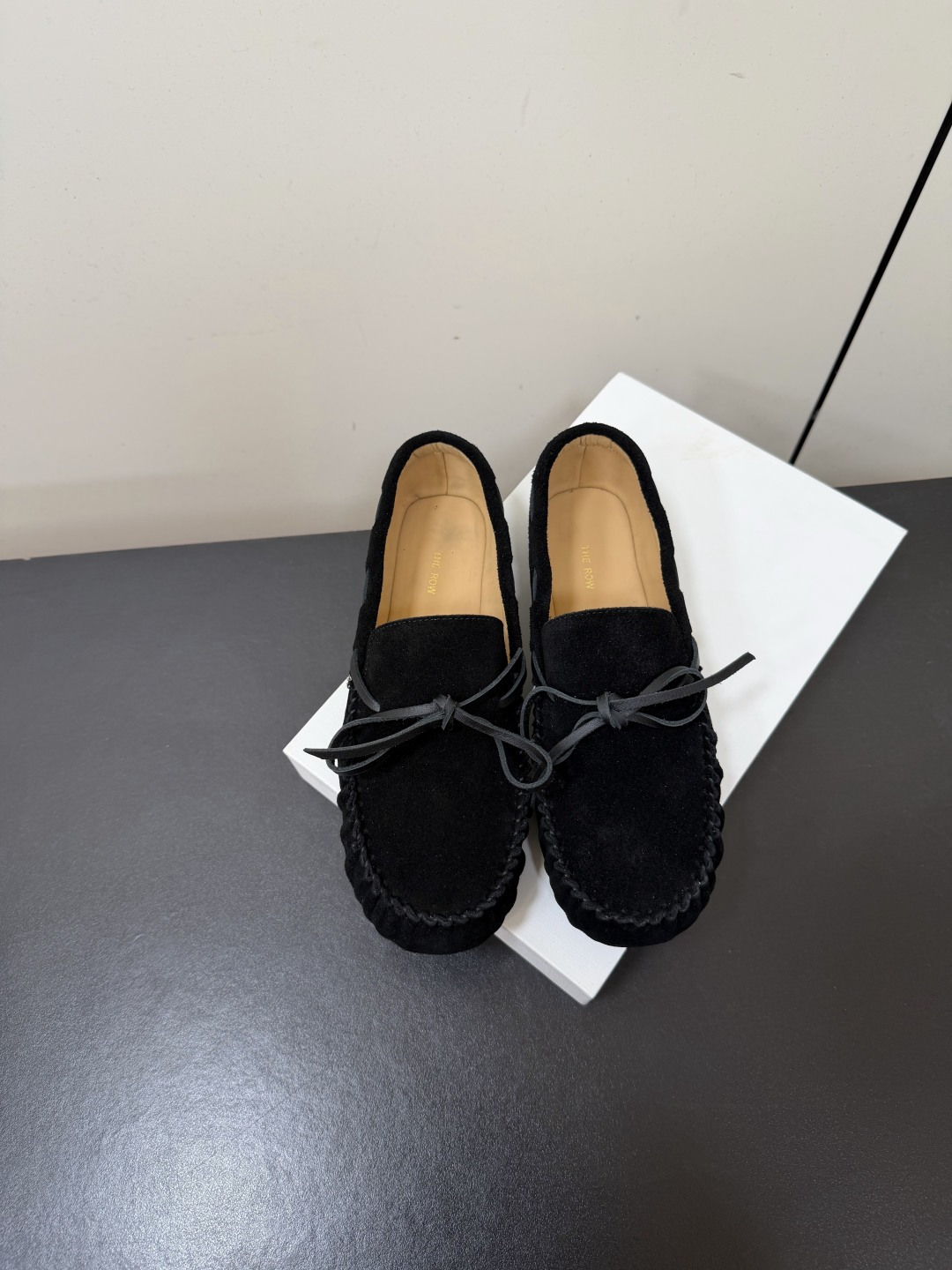 NO:957630,TheRow 26WF's new minimalist bow-knot beanie loafers are must-have versatile shoes for autumn and winter wardrobes. Delicate touch heals every step. A sincere work from a low-key luxury brand. Instantly unlocks a sense of luxury on the foot. Simple yet powerful. The first choice for intellectual style. Gentle and has an aura of alienation. The soft and waxy lambskin lining gently wraps the feet. Hand-stitched with Italian craftsmanship. Low-saturated colors are suitable for the whole wardrobe. Soft soles are as light as stepping on the clouds.  The slip-on design is lazy and casual, suitable for daily commuting. The unobtrusive high-end relaxed atmosphere puts restrained aesthetics under the feet. Paired with suit pants, it is frank and elegant. Paired with a dress, it is gentle and charming. Every step is decent. It feels soft and waxy on the feet and will not tire your feet after long-term wear. The quality of Italian products is guaranteed. The fabric is made of original customized leather. The inner tiptoe is made of sheepskin. Original molded custom-made non-slip outsole.  size35-39 (40/41 customization is non-returnable), loafers, loafers, skirts, business suit, sheepskin19860909TheRow 26WF新品极简蝴蝶结豆豆鞋乐福鞋 秋冬衣橱必备百搭神鞋 细腻触感治愈每一步 低调奢牌的诚意之作 上脚即刻解锁高级感 简约却自有万钧之力 知识分子风穿搭首选 温柔中自带疏离气场 内里软糯小羊皮温柔裹足 意式匠心手工缝制 低饱和色系适配全衣橱 软底轻弹如踩云端 一脚蹬设计慵懒随性 通勤日常皆可驾驭 不张扬的高级松弛氛围感 将克制美学穿于足下 搭配西装裤率性又优雅 配连衣裙温婉动人 每一步都走得很体面 软糯脚感久穿不累脚 意式出品品质有保障 面料采用原版定制皮料 内里踮脚均为羊皮 原版开模定制防滑大底 size35-39（40/41定制不退换）,乐福鞋,loafers,skirts,business suit,sheepskin,Women's Shoes