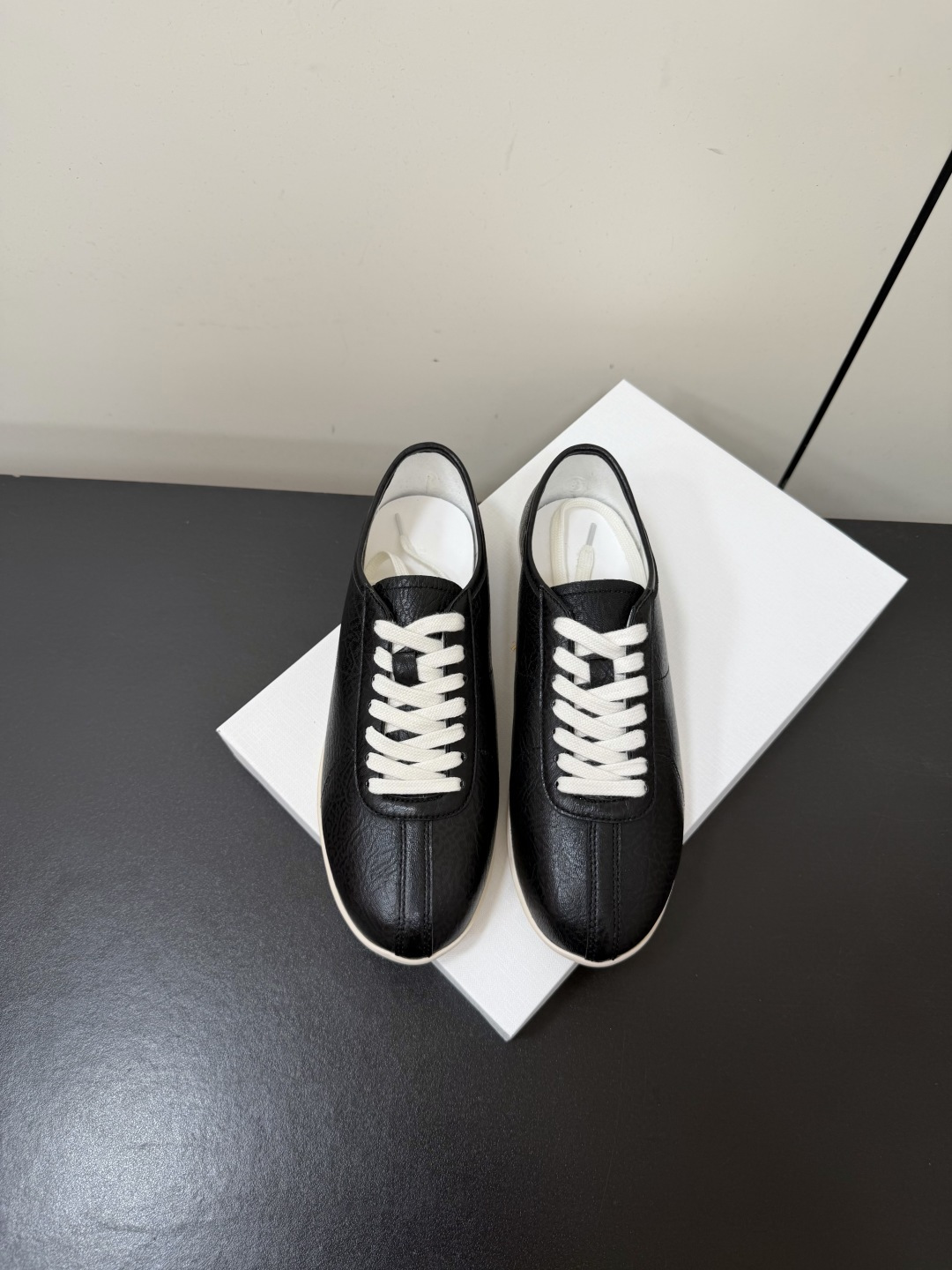 NO:957842,TheRow simple lace-up casual shoes THE ROW adheres to the minimalist aesthetic design, continuing the brand's low-key and restrained high-end tone, discarding unnecessary fancy decorations, soft and round toe caps, smooth and soothing body lines, and a relaxed and advanced overall atmosphere. The neat lace-up style is simple and attractive, suitable for daily commuting and leisure travel, and can easily create a lazy and low-key wearing texture. The upper is imported wrinkled distressed first-layer cowhide, and the lining is delicate sheepskin.  Outsole is light and non-slip rubber flat, size 35-40 (40 customized, non-returnable), casual shoes/sports shoes, sneakers, cowhide, sheepskin19860909TheRow简约系带休闲鞋 THE ROW秉持极简美学设计,延续品牌低调内敛的高级调性,舍弃多余花哨装饰,柔和圆润鞋头,鞋身线条流畅舒缓,整体氛围感松弛高级.利落的系带款式,简约耐看,适配日常通勤、休闲出行多种穿搭风格,轻松营造慵懒低调的穿搭质感. 鞋面进口褶皱做旧头层牛皮 内里细腻羊皮内里 大底轻薄防滑橡胶平底 尺码35-40（40定制不退换）,休闲鞋/运动鞋,sneakers,cowhide,sheepskin,Women's Shoes