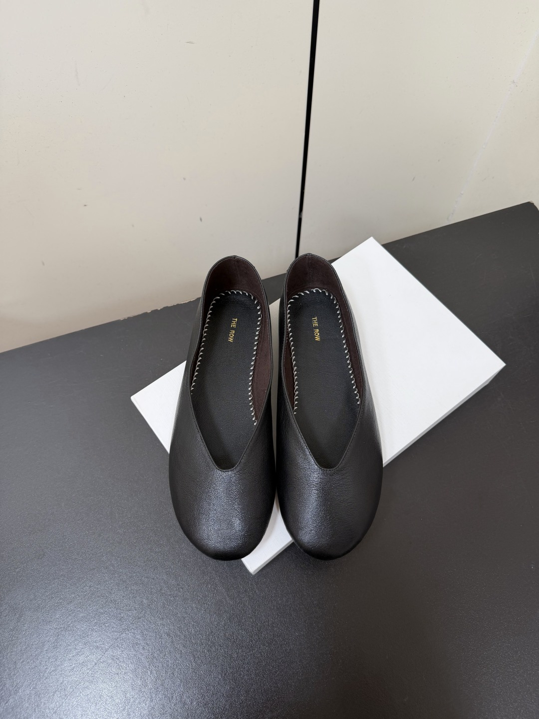 NO:957828,TheRow26ss Retro Simple Granny Ballet Flats It is said that these are the most beautiful ballet granny shoes this year, with French elegance online, high-end and fashionable, salty or sweet, artistic and elegant!  A piece that can be worn in all seasons, buckle design, easy to wear and good-looking, a global classic by Feng Mo. The soft and delicate sheepskin fabric makes this Mary Jane immediately unique and very textured. The fabric is imported velvet/sheepskin. The lining is soft sheepskin. Outsole: Original molded outsole Size: #35-40 (customized for 40, non-refundable), single shoes, mary jane, flats, sheepskin19860909TheRow26ss复古简约奶奶鞋芭蕾舞平底鞋 据说这是本年度最美丽的芭蕾舞奶奶鞋,法式优雅气质在线、高级又时髦,可盐可甜,文艺又气质！ 四季可穿的单品,挂扣设计,好穿又好看,风魔全球经典著作,柔软细腻羊皮面料让这款玛丽珍立马变得与众不同,非常的有质感. 面料进口丝绒/羊皮 内里垫脚柔软羊皮 大底: 原版开模大底 Size:#35-40(40定做不退换）,单鞋,mary jane,flats,sheepskin,Women's Shoes