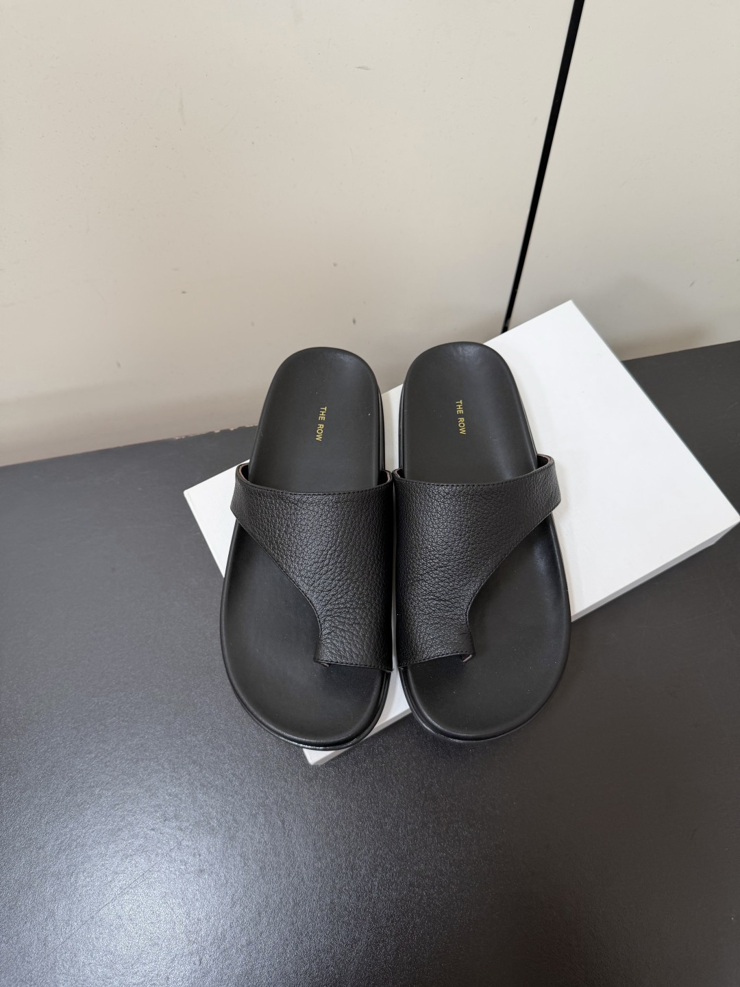 NO:957822,TheRow simple all-genuine leather and exquisite craftsmanship toe slippers TheRow classic handmade high version in black tumbled cowhide leather wrapped midsole leather original ecological craftsmanship matching star style full of fashion sense comfortable inside the outsole original consistent molding outsole multi-color optional pressure-free matching code number 35-40 (40 customized non-returnable) with original packaging, split-toe shoes, slippers, cowhide19860909TheRow简约全真皮精湛工艺套趾拖鞋 TheRow经典手工制作高版本入黑色 摔纹牛皮 包裹中底皮 原生态 工艺 对版 明星同款 时尚感满满 内里脚感舒适 大底 原版一致成型大底 多色可选 搭配无压力 码数35-40（40定制不退换） 配原版包装,分趾鞋,slippers,cowhide,Women's Shoes