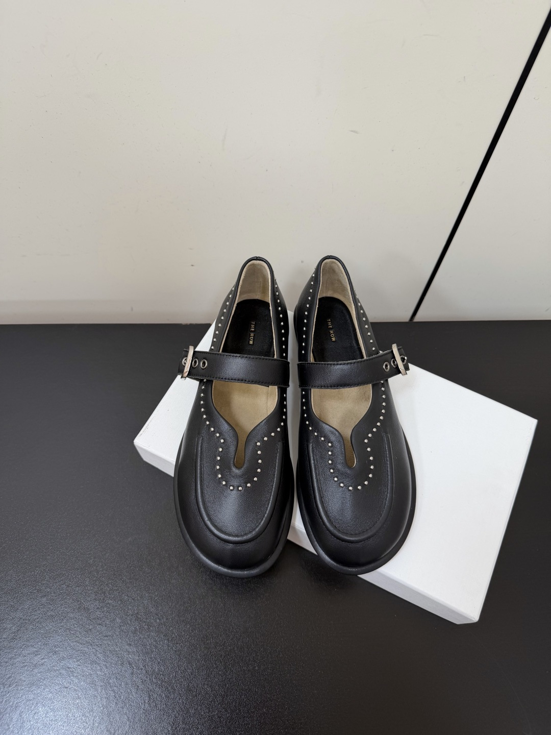 NO:957817,TheRow's new retro Mary Jane flats. The new TheRow Mary Jane. The handmade metal rivets give the shoes a sense of retro ritual. I fell in love with these shoes when I first saw them. With a retro flavor, they look great with any combination!  All major Internet celebrity bloggers are wearing it. There are no Hong Kong treasures on the front and back. The whole shoe is very soft. It is easy to wear and does not rub your feet. It is simple and versatile. It is a style that you don’t want to take off. If you have high requirements for foot feel, you can close your eyes and wear it. The upper is made of original imported water-dyed calfskin, mixed sheepskin, and suede. The inner sheepskin outsole is made of original rubber. Sizes 35-41 (40.41 customization is not returnable), Mary Jane, mary  jane,flats,cowhide,sheepskin,sheep,chamois leather19860909TheRow新款复古玛丽珍平底鞋 新款TheRow玛丽珍,手工金属铆钉赋予鞋履复古仪式感,第一眼看到这个鞋子就爱上了,带点复古味随意搭配都好看！各大网红博主都在穿它,前后无港宝,整个鞋子非常柔软,好穿不磨脚简约百搭款~穿上就不想脱的款,对脚感要求高的闭眼入它 鞋面原版定制进口水染小牛皮、混种羊皮、麂皮 内里羊猄 大底原厂橡胶底 尺码35-41（40.41定制不退换）,玛丽珍,mary jane,flats,cowhide,sheepskin,sheep,chamois leather,Women's Shoes
