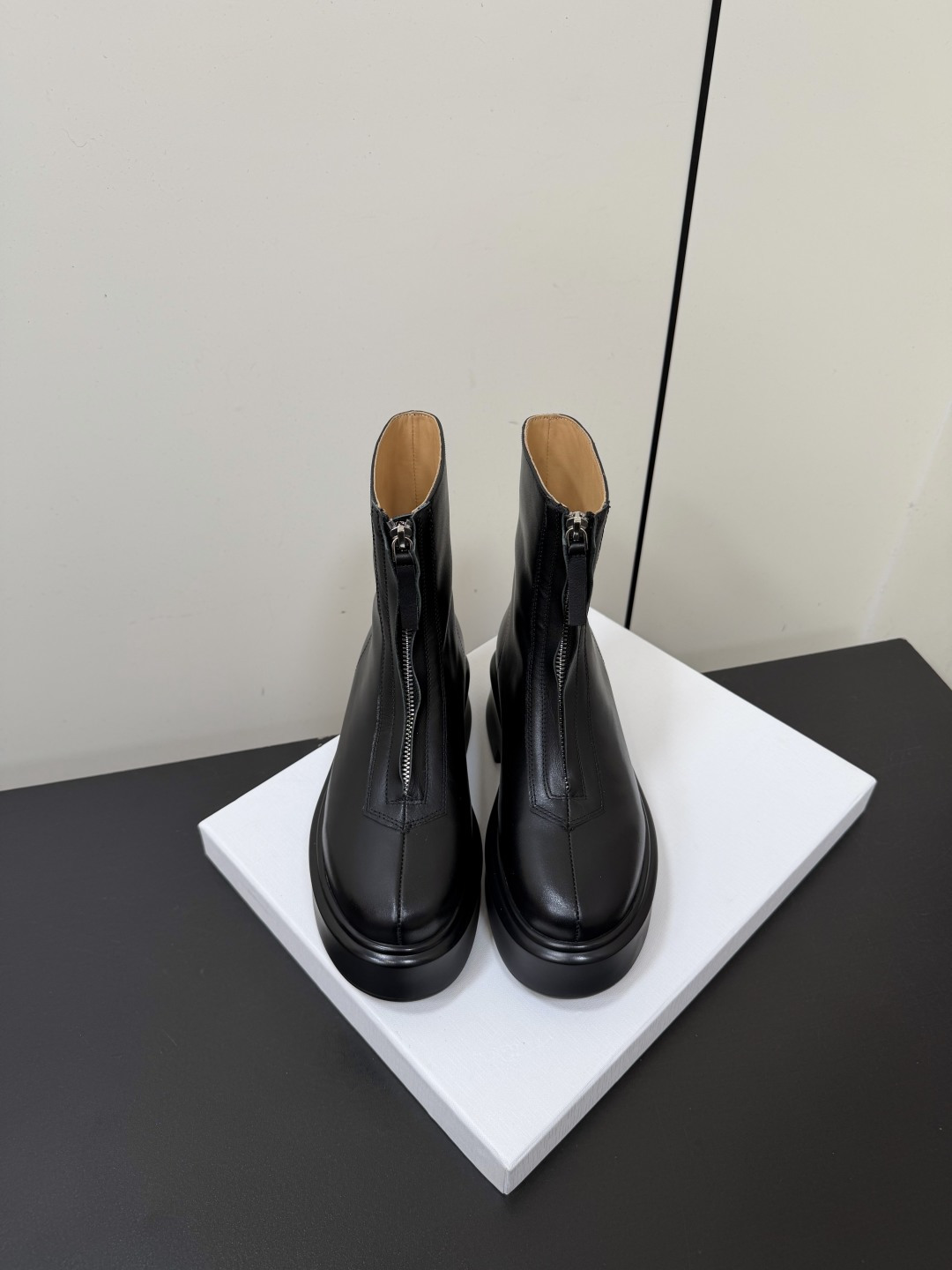 NO:957791,TheRow thick-soled front-zip short boots are favored by Liu Wen and Bieber's wife. In winter, you really need a pair of classic thick-soled short boots to increase your height. The sole thickness is 5 cm, which is enough. The lines are simple and slim, and friends' thick legs can also be stuffed in. The zippers are cool. The leather is on the front layer of cowhide. The code number is 35-40 (40 customizations are not returnable), boots, boots, cowhide19860909TheRow厚底前拉链短靴 被刘雯和比伯老婆种草这双therow,冬天的确需要双经典厚底的短靴来增高,底厚5厘米足够了,线条简洁显腿瘦,朋友的小粗腿也能塞进去,拉链很酷 皮料对版头层牛皮 码数35-40（40定制不退换）,靴子,boots,cowhide,Women's Shoes