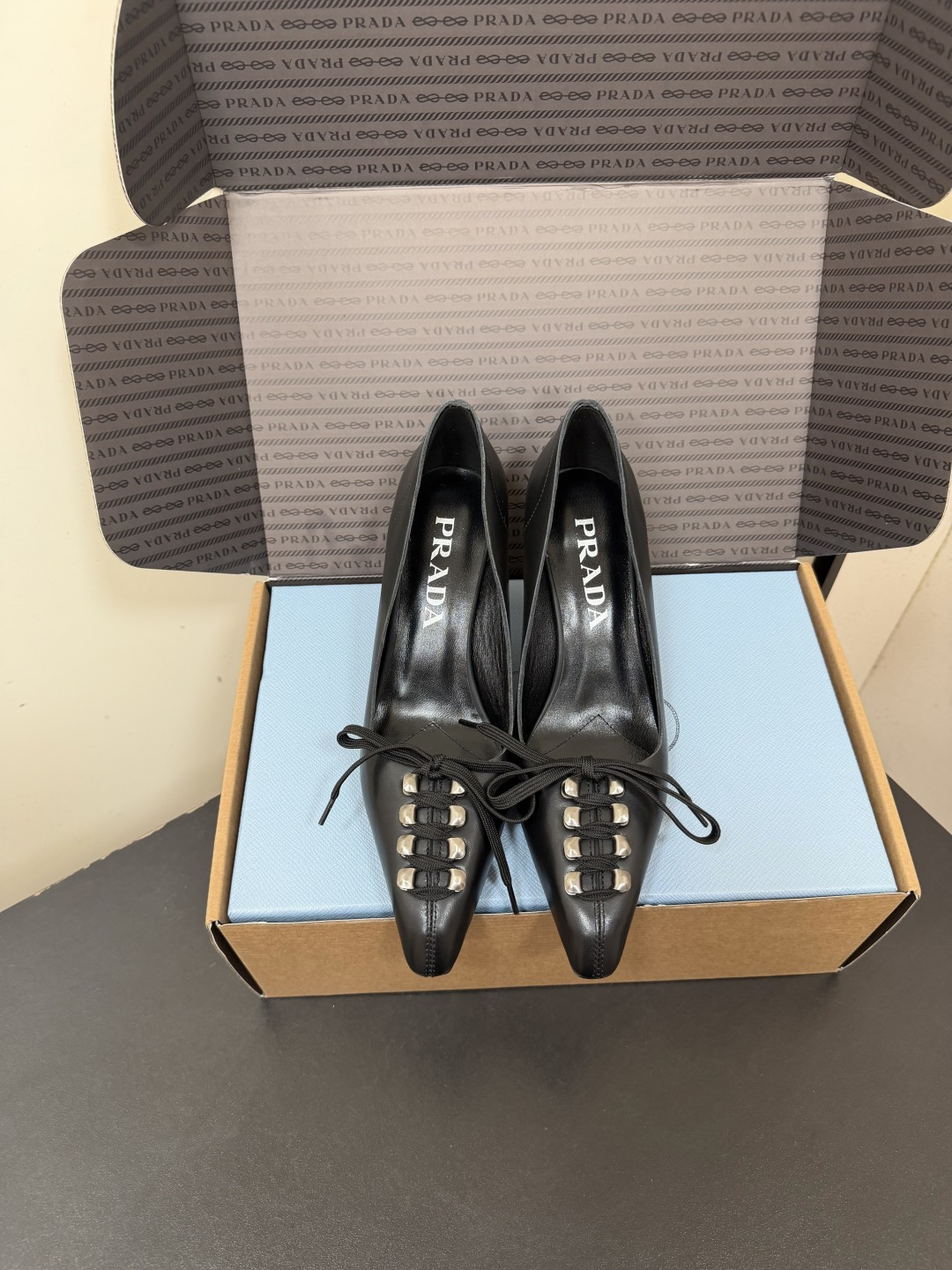 NO:957770,Prada 26ss summer new pointed toe lace-up high heels are pointed toe bow stilettos with a retro literary and artistic atmosphere. They have a smooth and neat small pointed toe shape. The upper is made of fine glossy leather. The toe is equipped with metal buckles and colorful bow laces. The shoe body is slender and slim. The narrow last version gathers the top of the foot. It has a good modification effect on wide feet and fleshy feet. The shallow sleeve style is flexible to put on and take off.  Suitable for commuting style and retro luxury style, no matter the leg shape. Taking into account the retro style and upper foot comfort, if you want a pair of elegant shoes with a full sense of atmosphere, these pointed-toe bow stilettos are the first choice for daily travel. Upper cowhide leather lining sheepskin outsole Italian leather outsole size 35-42 (customized sizes 40, 41, 42 are non-refundable) Heel height 7.5cm, single shoes, prada, high  heels,cowhide,sheepskin,Leather soles19860909Prada 26ss夏季新款尖头系带高跟鞋 自带复古千金文艺氛围感的尖头蝴蝶结细跟单鞋,流畅利落的小尖头鞋型,鞋面采用细腻光面皮革打造,鞋头搭配金属排扣与彩色蝴蝶结系带,鞋身线条纤细修长,窄楦版型收拢脚面,对宽脚、肉脚都有很好的修饰效果,浅口套脚款式穿脱灵活. 适配通勤风与复古轻奢风穿搭,不挑腿型.兼顾复古调性与上脚舒适度,想要一双氛围感满满的气质单鞋,这款尖头蝴蝶结细跟鞋是日常出行的优选单品. 鞋面牛皮 内里羊皮 大底意大利真皮大底 size35-42码（40、41、42码定制不退换） 跟高7.5cm,单鞋,prada,high heels,cowhide,sheepskin,Leather soles,Women's Shoes