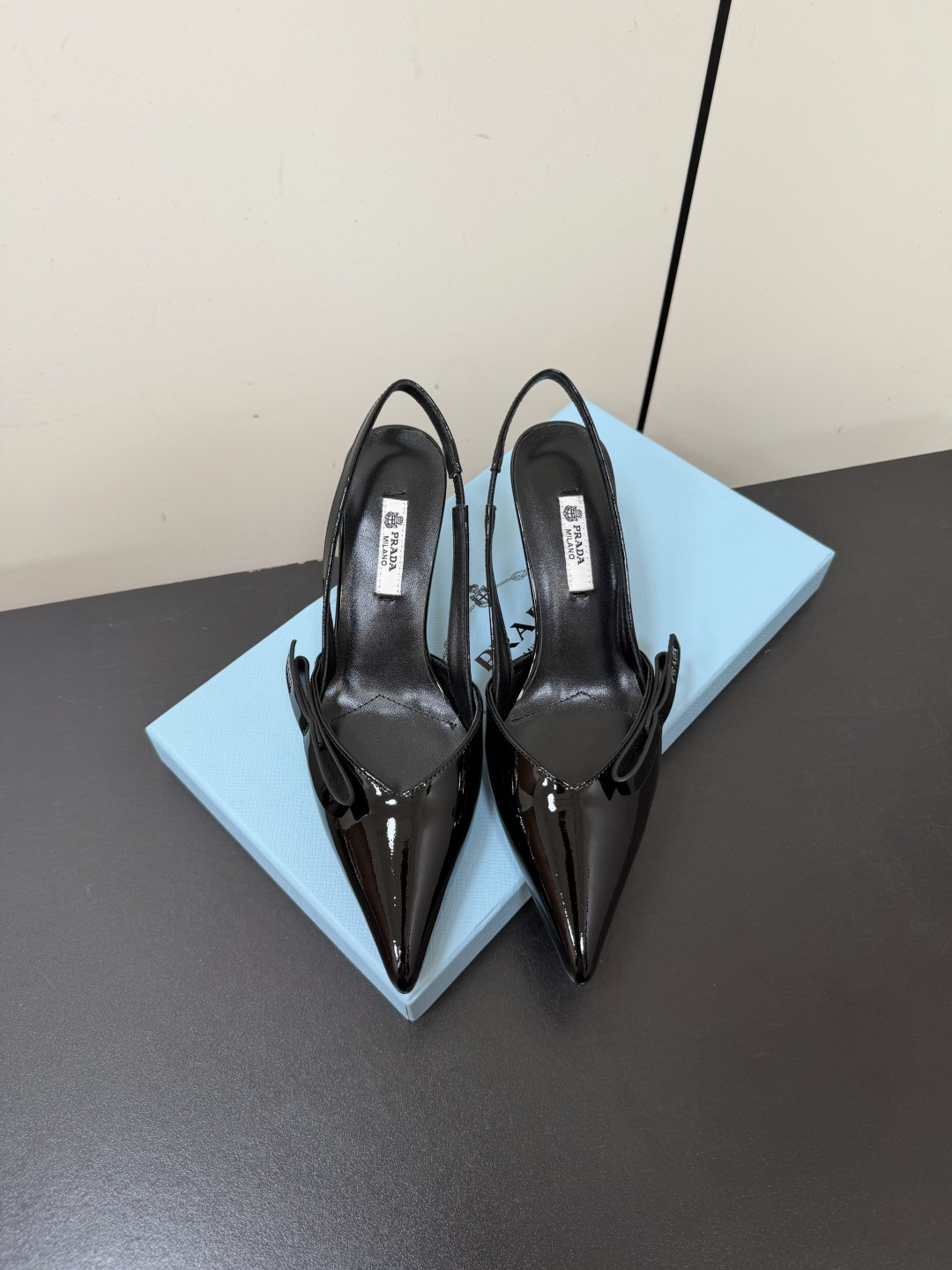 NO:957730,Prada 2026 spring and summer new pointed-toe hollow back high-heeled shoes. The shoe design is perfect and the pedicure type can accommodate almost hundreds of 'wears'. The curvature of the toe is very smooth and natural. The reason why many high-heeled shoes press the instep is because there is no good control of the data of the toe. Don't look at the pictures of many shoes, and the workmanship is similar, but the difference will be obvious when you put on the feet. Our original model is opened and lasted many times. You will know when you put on the feet. The comfort is extremely high!  Heel height 7.5CM, size 35-39 (40, 41 customized, non-refundable), high heels and sandals, prada, prada, sandals, high heels19860909prada普拉达2026春夏新款尖头后空高跟鞋 鞋型设计完美 修脚型 几乎可以容纳百“穿”,鞋头弧度是非常流畅自然的,很多高跟鞋上脚会压脚背的原因就在于没有把控好鞋头的数据,别看很多鞋子图片差不多,做工看着也差不多,但是上脚就会很明显的区别,咱家原版开模 多次调楦 上脚便知 舒适度极高！ 跟高7.5CM 码数35-39（40、41订做不退换）,高跟鞋凉鞋,prada,prada,sandals,high heels,Women's Shoes