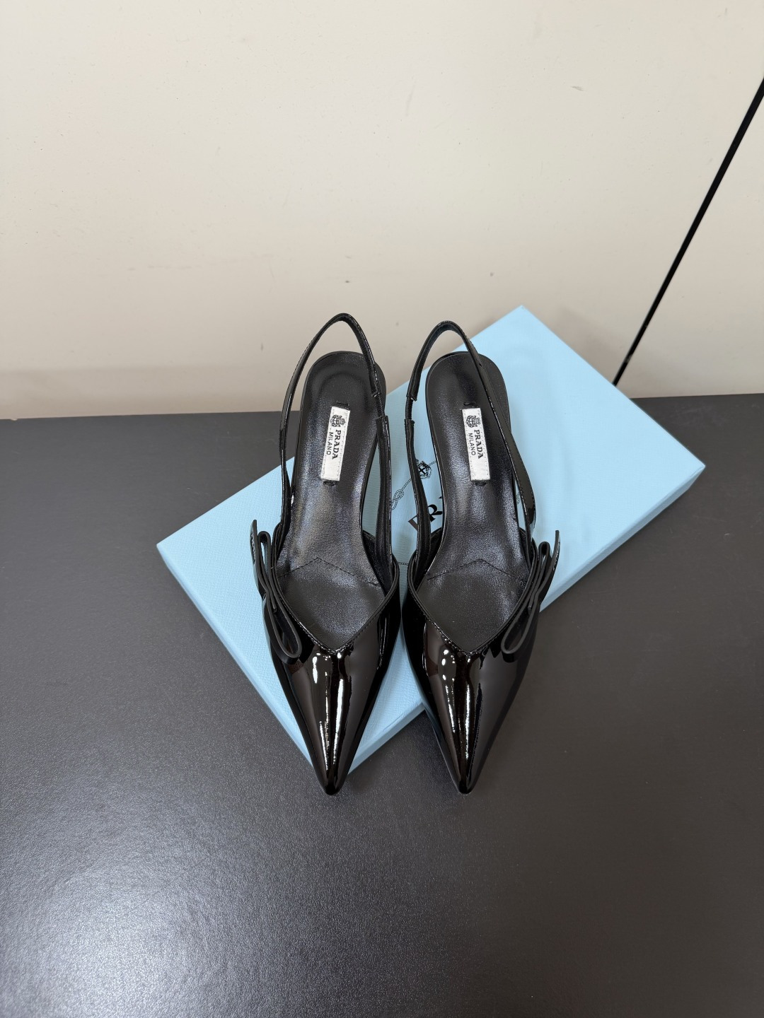 NO:957738,Prada 2026 spring and summer new pointed-toe hollow back high-heeled shoes. The shoe design is perfect and the pedicure type can accommodate almost hundreds of 'wears'. The curvature of the toe is very smooth and natural. The reason why many high-heeled shoes press the instep is because there is no good control of the data of the toe. Don't look at the pictures of many shoes, and the workmanship is similar, but the difference will be obvious when you put on the feet. Our original model is opened and lasted many times. You will know when you put on the feet. The comfort is extremely high!  Heel height 5.5CM, size 35-39 (40, 41 customized, non-refundable), high heels and sandals, prada, prada, sandals, high heels19860909prada普拉达2026春夏新款尖头后空高跟鞋 鞋型设计完美 修脚型 几乎可以容纳百“穿”,鞋头弧度是非常流畅自然的,很多高跟鞋上脚会压脚背的原因就在于没有把控好鞋头的数据,别看很多鞋子图片差不多,做工看着也差不多,但是上脚就会很明显的区别,咱家原版开模 多次调楦 上脚便知 舒适度极高！ 跟高5.5CM 码数35-39（40、41订做不退换）,高跟鞋凉鞋,prada,prada,sandals,high heels,Women's Shoes
