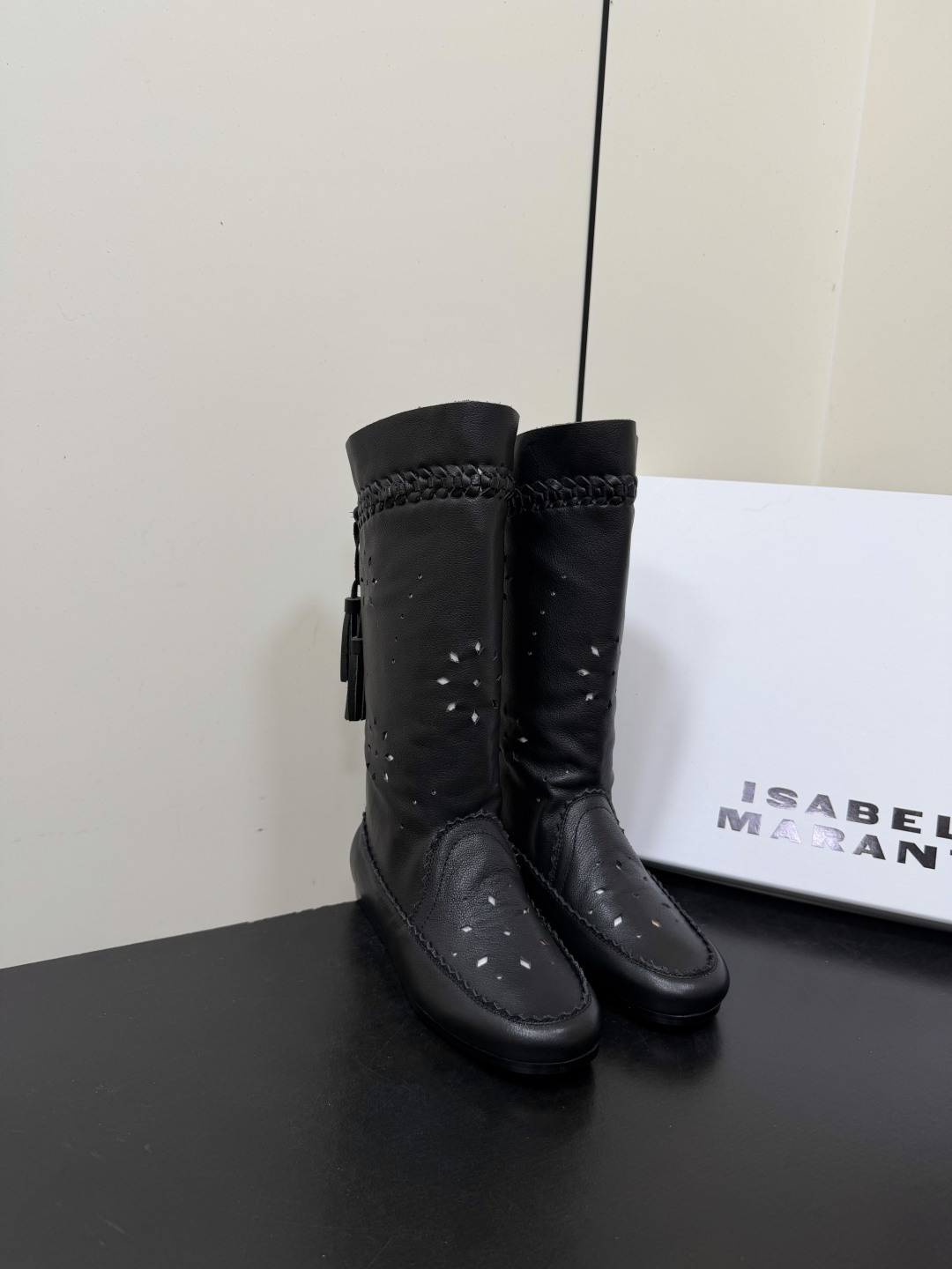NO:957703,Isabel Marant 26ss new bohemian hollow tassel flat-soled mid-calf boots have a relaxed retro literary atmosphere. The whole-body carved hollow design is paired with hand-woven edging. The side draping tassels sway gently in the wind. They have a natural and natural wild and casual temperament. They are far away from the hustle and bustle of the city and show a lazy style.  It is very suitable for daily matching with cotton and linen dresses, wide-leg casual pants, and denim straight pants. It is casual and easy to wear alone in spring and autumn, and there is no pressure to wear thick socks in autumn and winter. It can be used for travel, vacation, and daily commuting. Cow suede upper, cowhide lining, original molded outsole size 35-39 (40.41.42 size customization is not returnable), boots, boots, skirts, cowhide19860909Isabel Marant 26ss新款波西米亚镂空流苏平底中筒靴 自带松弛复古文艺氛围感,通体雕花镂空设计搭配手工编织包边,侧边垂坠流苏随风轻晃,旷野随性气质浑然天成,远离都市喧嚣,尽显慵懒格调. 日常搭配棉麻连衣裙、阔腿休闲裤、牛仔直筒裤都十分适配,春秋单穿随性洒脱,秋冬搭配厚袜也毫无压力,出游、度假、日常通勤皆可驾驭. 鞋面牛反绒 内里牛皮 大底原版开模大底 size35-39（40.41.42码定制不退换）,靴子,boots,skirts,cowhide,Women's Shoes