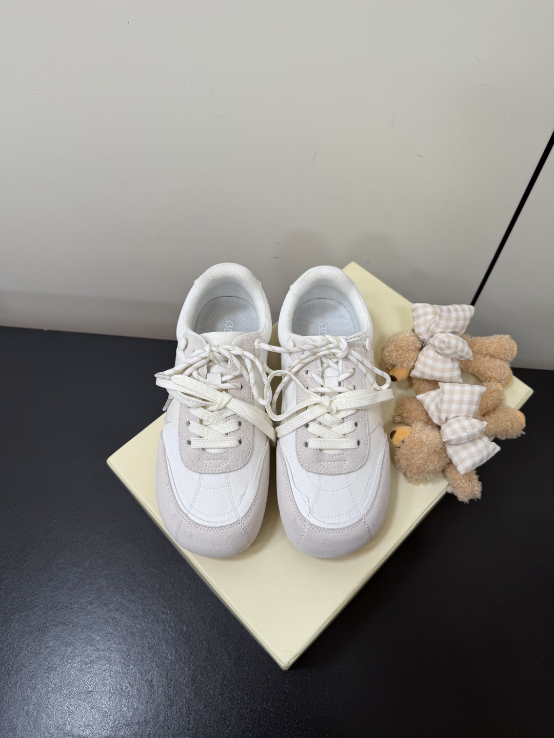 NO:957748,43DEMARZO 26ss new three-dimensional doll casual shoes. Three-dimensional bear doll casual shoes. The unique design makes every step full of fun. The three-dimensional design of the bear doll makes this pair of shoes stand out from the crowd and become the most handsome boy on the street. Foamed big-toe soles are soft and cute. Super light. A must-have artifact for beauties. Upper layer of cowhide. Original breathable Monica mesh lining. Original molded rubber outsole.  Size#35-41 (40.41 customized, non-returnable), casual shoes/sports shoes, sneakers, cowhide1986090943DEMARZO 26ss新款立体玩偶休闲鞋 立体小熊玩偶休闲鞋 独特设计让每一步都充满趣味 小熊玩偶的立体设计 让这双鞋在人群中脱颖而出 成为街头最靓的仔 发泡大头鞋底软萌可爱 超级轻盈 美女必备神器 鞋面头层牛皮 内里原版透气莫尼卡网纱 鞋底原版开模橡胶大底 Size#35-41（40.41定做不退换）,休闲鞋/运动鞋,sneakers,cowhide,Women's Shoes