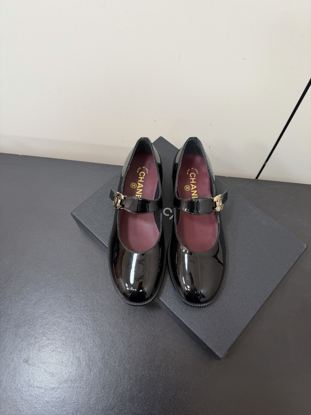 NO:957739,Chanel 26A new patent leather Mary Jane shoes. Chanel's new Mary Jane shoes this season are really amazing. The shiny original patent leather texture is transparent and shiny, and the classic color matching will never go out of style no matter how you wear it. They are made in the original version. The lining and insole are all made of soft sheepskin, which is comfortable and snug, and will not chafe your feet at all. Paired with a thick genuine leather outsole, the version is firm and stable for walking with class.  The round toe is paired with the classic double C buckle and one-word strap, which is retro and clever. Whether it is paired with a pleated skirt, suit pants or a dress, it has its own elegant rich daughter temperament and can be worn all year round. #Chanel26A #Chanel Mary Jane Shoes #Patent Leather Shoes #French Retro Women's Shoes Fabric: Original custom cow patent leather, lining sheepskin, padding sheepskin, sole genuine leather outsole Size:  35-42 (40.41.42 customization is non-refundable),Mary Jane,chanel,chanel,mary jane,skirts,business suit,sheepskin,Leather soles19860909Chanel 26A新款漆皮玛丽珍大小姐本命小皮鞋 香奈儿这季新出的玛丽珍真的太绝了,亮面原版漆皮质感通透油亮,经典配色,怎么穿都不会过时. 正品原样开版打造,内里和鞋垫全部采用柔软羊皮,贴脚舒适,完全不会磨脚.搭配厚实的真皮大底,版型挺括,走路安稳又有档次. 圆润鞋头搭配经典双C扣一字绑带,复古又乖巧.不管搭配百褶裙、西装裤还是连衣裙,都自带优雅的富家千金气质,一年四季都能穿.  #香奈儿26A #Chanel玛丽珍鞋 #漆皮小皮鞋 #法式复古女鞋 面料: 原版定制牛漆皮 内里羊皮 垫脚羊皮 鞋底真皮大底 Size: 35-42（40.41.42定制不退换）,玛丽珍,chanel,chanel,mary jane,skirts,business suit,sheepskin,Leather soles,Women's Shoes