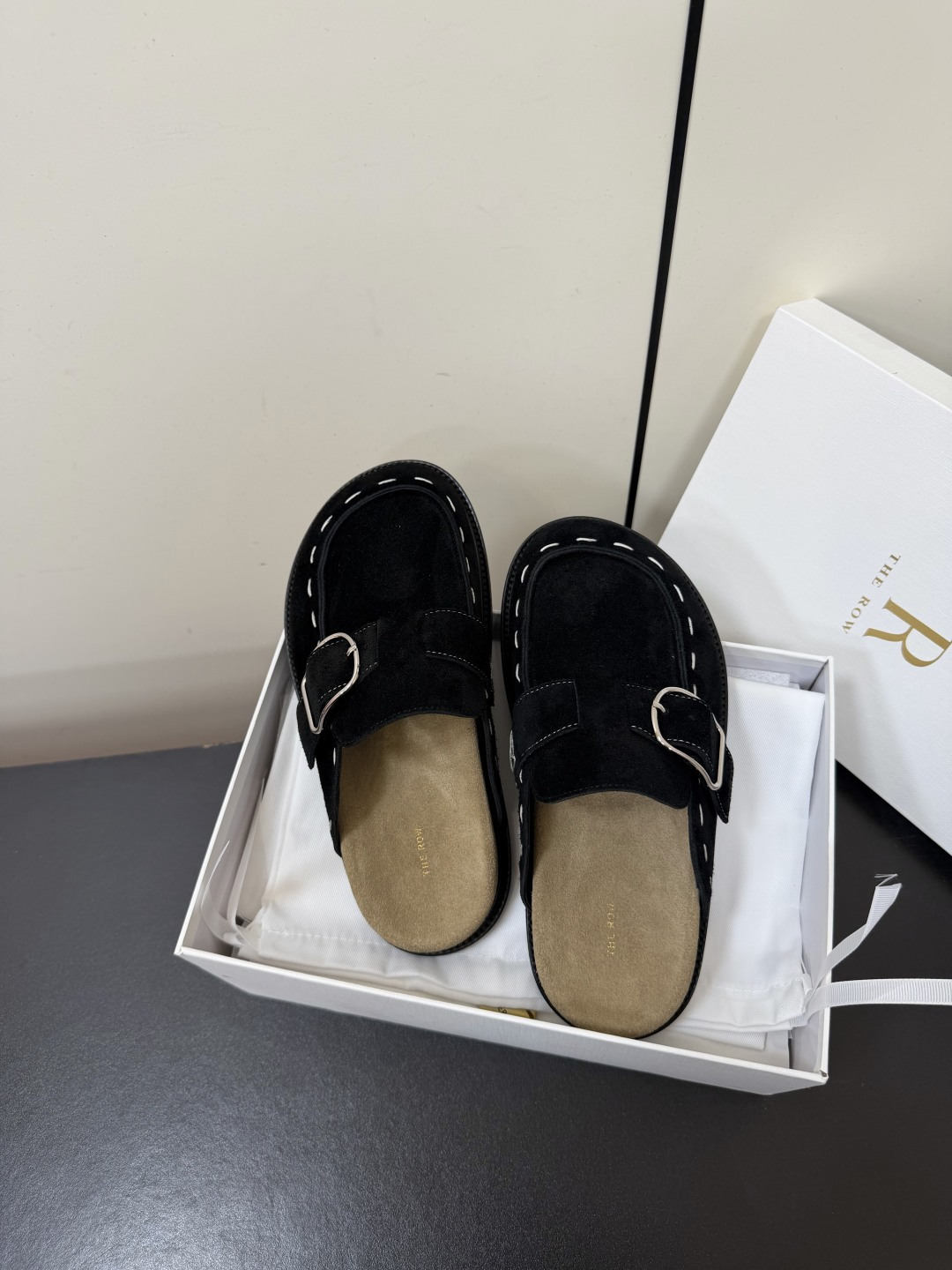 NO:957717,TheRow 26ss new belt buckle toe-toe slippers Birkenstock slippers. I fell in love with this shoe at first sight. It has a bit of retro flavor and looks good with any combination. It has always been a minimalist style without any logo embellishment. Simplicity is high-end. This shoe is definitely a must-have for fashionable women!  The whole pair of shoes seems simple but the craftsmanship is very difficult. It is made of full leather bags and made by master craftsmen. It is made of super waste materials. It is comfortable and soft to wear on the bare feet and is close to the skin. You don’t have to worry about the foot feel at all. It is necessary to wear it well. If you don’t wear it, you won’t want to take it off. If you have high requirements for foot feel, you can close your eyes and wear it. It is simple and versatile!  The fabric is imported high mercerized smooth sheep suede, with a delicate and soft feel, very comfortable and soft, sample molded outsole Size 35-41 (40.41 custom-made, non-returnable), half drag, slippers19860909TheRow 26ss新款皮带扣包头拖鞋勃肯拖 第一眼看到这个鞋子就爱上了,带点复古味随意搭配都好看,一贯极简风格,没有任何logo点缀,简单即是高级,这款绝对是时髦女性的必备单品！ 整双鞋子看似简单其实工艺很难,采用全皮套包制作工艺,老师傅制作,超级废料,上脚裸穿舒适柔软亲肤,脚感方面完全不可担心,好穿是必须的,穿若无穿的上脚体验,穿上就不想 脱的款,对脚感要求高的闭眼入它,简约百搭款！ 面料进口高丝光羊反绒,手感细腻柔软,非常舒适柔软,样板开模大底 Size35-41（40.41定做不退换）,半拖,slippers,Women's Shoes