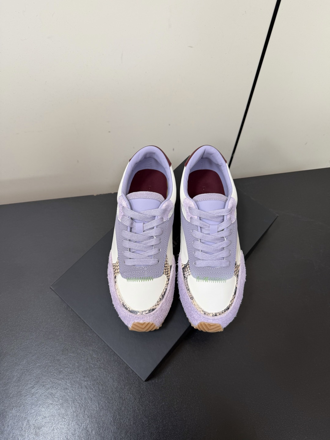 NO:957711,DYMONLATRY 2026 New Retro Moral Shoes Breathable Mesh Sports Shoes 'Who knew! These Forrest Gump shoes are welded directly to the feet.' The Forrest Gump shoes that are gentle to the bone are here!  The design of genuine leather splicing mesh is breathable and high-end, and the soft soles are extremely comfortable on the feet, so your feet will not be tired after walking all day long. The retro Dexun shoes have a sense of relaxation, and they are perfect with jeans, sports pants, and small skirts. They are the kind of versatile shoes that can be worn effortlessly to give a high-end feel. They can capture the gentleness and casualness of summer!  ■size35-39 (40. Customized, non-refundable), casual shoes/sports shoes, sneakers, skirts, jeans19860909DYMONLATRY 2026新款复古德训鞋透气网面运动鞋 「谁懂啊！这双阿甘鞋直接焊在脚上」 温柔到骨子里的阿甘鞋来啦！ 真皮拼接网面的设计,透气又高级,软乎乎的鞋底上脚巨舒服,暴走一天都不累脚. 复古的德训鞋型自带松弛感,搭配牛仔裤、运动裤、小裙子都超绝,是那种不费力就能穿出高级感的百搭款,夏天的温柔与随性被它拿捏得死死的！ ■size35-39（40.定做不退换）,休闲鞋/运动鞋,sneakers,skirts,jeans,Women's Shoes