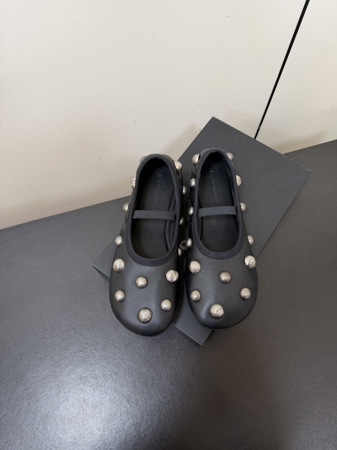 NO:957755,DYMONLATRY 26/ New rivet-decorated ballet flats. Many celebrity Internet celebrities have planted grass. The classic Mary Jane ballet shoe silhouette is matched with a blunt big-toe shoe shape. It has an 'ugly' feeling. At the same time, the shoe body is decorated with metal rivets of different sizes, breaking the soft impression of traditional ballet shoes. The cool and playful upper is made of soft sheepskin material with its own wrinkles. It is equipped with an adjustable one-line elastic band. It has a high degree of adaptability to different foot types. Fabric cowhide  Lined sheepskin outsole original molded outsole Size35-40 (customized for 40), single shoes, mary jane, flats, cowhide, sheepskin19860909DYMONLATRY 26/ 新款铆钉装饰芭蕾舞平底鞋 超多明星网红种草 经典的玛丽珍芭蕾鞋轮廓 搭配圆钝的大头鞋型 自带“丑萌”感 同时鞋身装饰了大小不一的金属铆钉 打破了传统芭蕾鞋的柔美印象 又酷又俏皮鞋面采用软质羊皮材质 自带褶皱感 搭配可调节的一字松紧带 对不同脚型的适配度很高 面料牛皮 内里羊皮 大底原版开模大底 Size35-40（40定做）,单鞋,mary jane,flats,cowhide,sheepskin,Women's Shoes