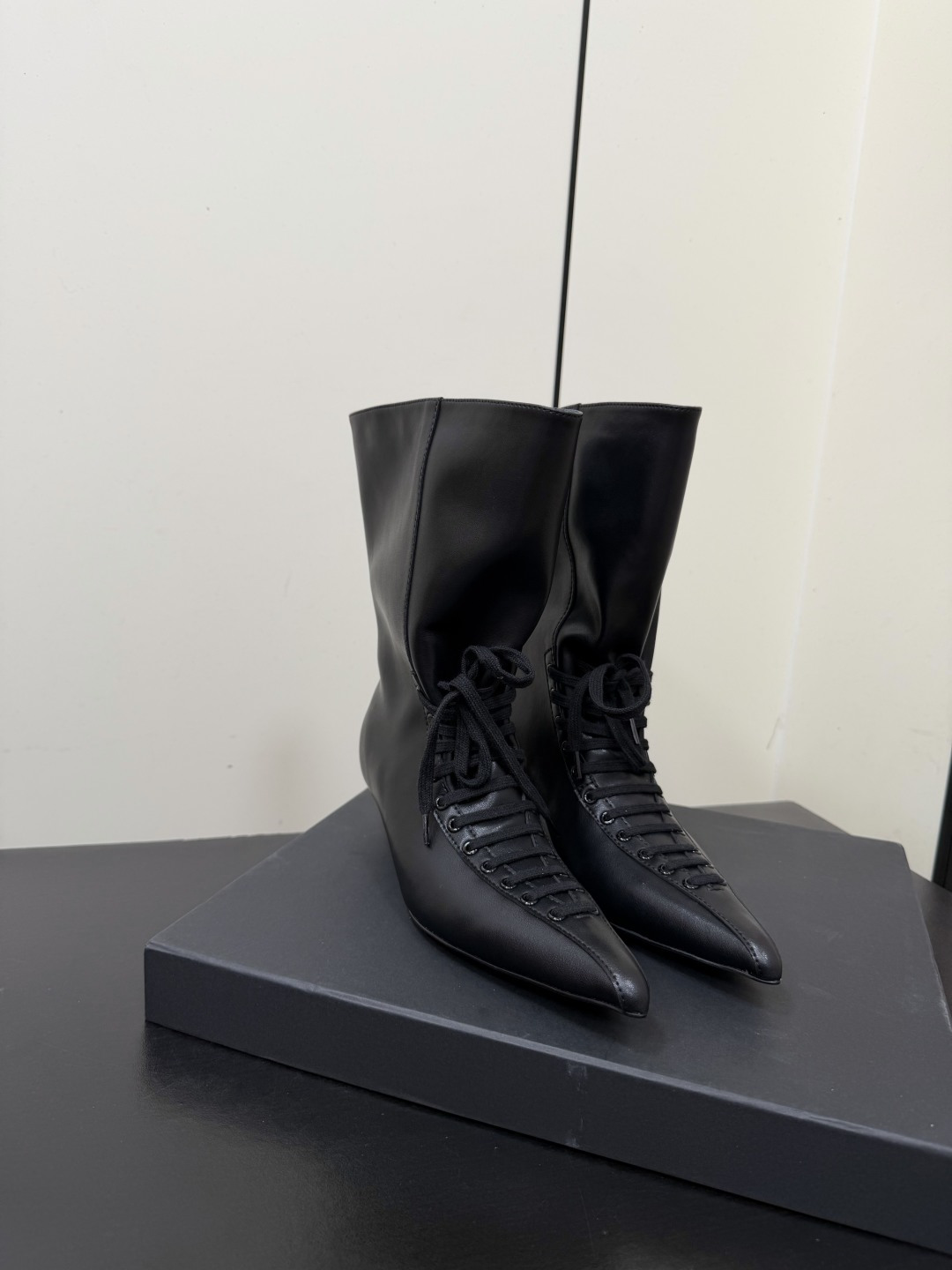 NO:957737,Dymonlatry 26/ Retro pointy-toe lace-up boots Pointy-toe boots This year's hottest hot girl point-toe lace-up shoes are available in two styles: short boots and single shoes, with suede and bright leather stitching for a superb texture.  The slender pointed toe elongates the leg line, the strap design of the whole shoe is retro and slimming, and the pile of boots brings a lazy atmosphere. The two-color black and coffee are versatile, and the stiletto heels bring aura when walking. Paired with leather jackets and skirts, you can directly achieve the retro girly style, and it will not hit the niche!  Fabric Sheepskin Lining Sheepskin Outsole Original molded rubber sole Size35-41 (40 41 customized), boots, boots, skirts, leather jacket, sheepskin, chamois leather19860909Dymonlatry 26/ 复古尖头绑带靴 尖头靴子 今年爆火的辣妹尖头系带鞋,分短靴与单鞋两款,拼接麂皮+亮皮质感层次超绝. 纤细尖头拉长腿部线条,全鞋绑带设计复古又显瘦,堆堆靴筒自带慵懒氛围感.黑咖双色百搭,细高跟走路自带气场,搭配皮衣、半身裙直接拿捏复古拽姐风,小众不撞款！ 面料羊皮 内里羊皮 大底原版开模橡胶底 Size35-41（40 41定做）,靴子,boots,skirts,leather jacket,sheepskin,chamois leather,Women's Shoes