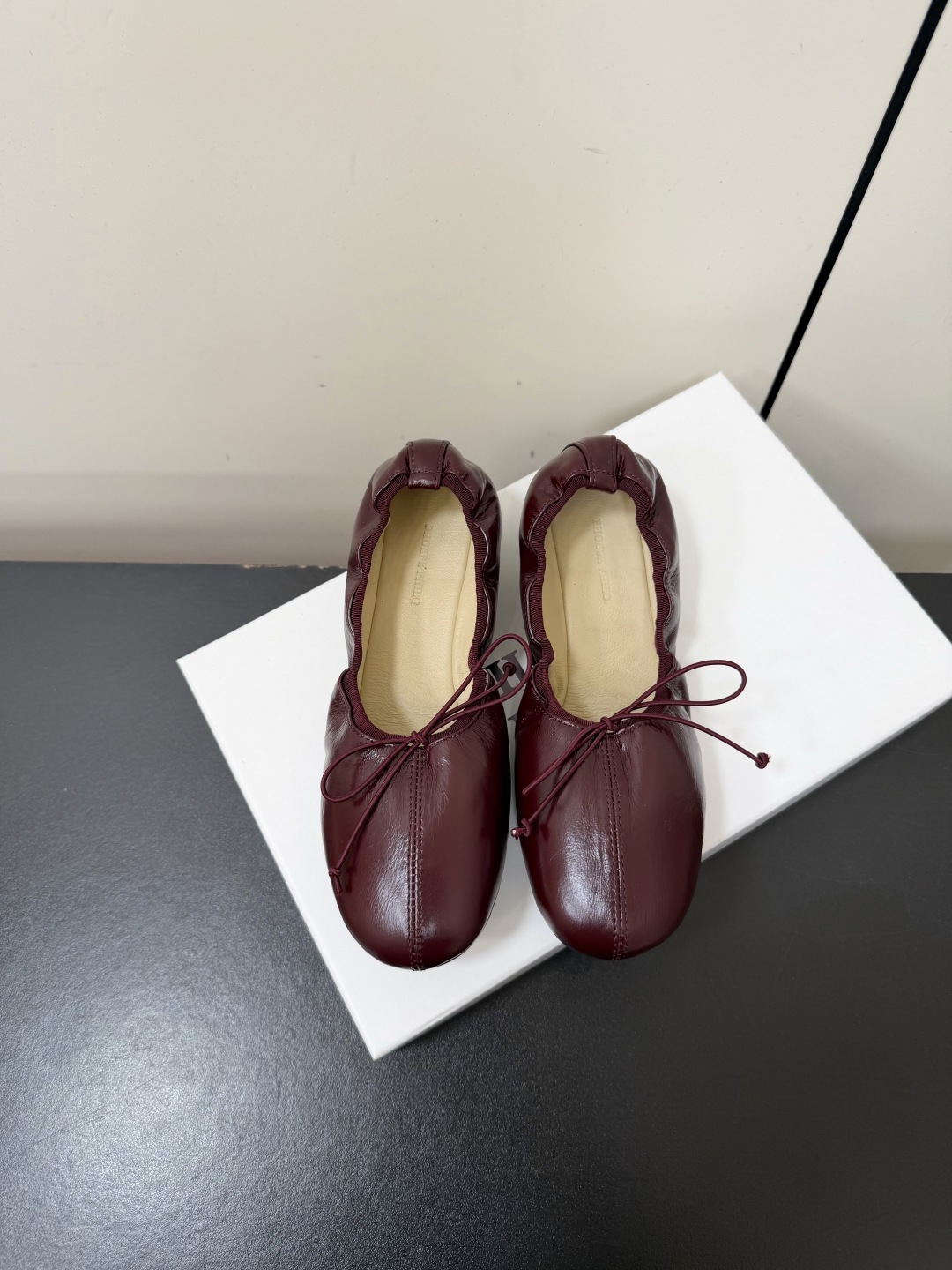 NO:957715,Phoebe Philo's new early spring ballet-style soft-soled shoes are a classic ballet shoe style with a small bow on the toe, giving it a soft and cute girly feel. The elastic pleated design of the shoe mouth can easily fit wide and thin feet regardless of foot shape, and the upper foot is also slimmer. The soft shoe body makes the foot feel as light as stepping on clouds. It can be used for daily commuting, shopping, walking, and short trips, and it will not tire your feet at all if you wear it for a long time.  It is the kind of universal style that can be worn in your wardrobe. It can be paired with a dress for a gentle fairy style, with jeans for a casual and relaxed style, and with suit pants for a commuting elegance. It can be worn in all seasons. Butter leather upper, sheepskin lining, rubber outsole, size 35-41 (customized sizes 40 and 41 are non-returnable), single shoes, skirts, jeans, business suit, sheepskin19860909Phoebe Philo早春新款芭蕾风软底单鞋 经典的芭蕾鞋型,搭配鞋头的小蝴蝶结,自带软萌的少女感.鞋口的松紧褶皱设计,不挑脚型,宽脚瘦脚都能轻松适配,上脚也更显脚瘦.软乎乎的鞋身,脚感轻盈得像踩在云朵上,日常通勤、逛街散步、短途出游,久穿也完全不会累脚. 它是那种能搭遍你衣柜的万能款,配连衣裙是温柔仙女风,配牛仔裤是随性松弛风,配西装裤又能穿出通勤的优雅感,四季都能穿. 鞋面牛油皮 内里羊皮 大底橡胶大底 size35-41码（40、41码定制不退换）,单鞋,skirts,jeans,business suit,sheepskin,Women's Shoes
