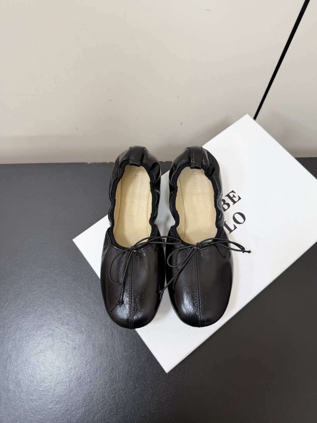 NO:957721,Phoebe Philo's new early spring ballet-style soft-soled shoes are a classic ballet shoe style with a small bow on the toe, giving it a soft and cute girly feel. The elastic pleated design of the shoe mouth can easily fit wide and thin feet regardless of foot shape, and the upper foot is also slimmer. The soft shoe body makes the foot feel as light as stepping on clouds. It can be used for daily commuting, shopping, walking, and short trips, and it will not tire your feet at all if you wear it for a long time.  It is the kind of universal style that can be worn in your wardrobe. It can be paired with a dress for a gentle fairy style, with jeans for a casual and relaxed style, and with suit pants for a commuting elegance. It can be worn in all seasons. Butter leather upper, sheepskin lining, rubber outsole, size 35-41 (customized sizes 40 and 41 are non-returnable), single shoes, skirts, jeans, business suit, sheepskin19860909Phoebe Philo早春新款芭蕾风软底单鞋 经典的芭蕾鞋型,搭配鞋头的小蝴蝶结,自带软萌的少女感.鞋口的松紧褶皱设计,不挑脚型,宽脚瘦脚都能轻松适配,上脚也更显脚瘦.软乎乎的鞋身,脚感轻盈得像踩在云朵上,日常通勤、逛街散步、短途出游,久穿也完全不会累脚. 它是那种能搭遍你衣柜的万能款,配连衣裙是温柔仙女风,配牛仔裤是随性松弛风,配西装裤又能穿出通勤的优雅感,四季都能穿. 鞋面牛油皮 内里羊皮 大底橡胶大底 size35-41码（40、41码定制不退换）,单鞋,skirts,jeans,business suit,sheepskin,Women's Shoes