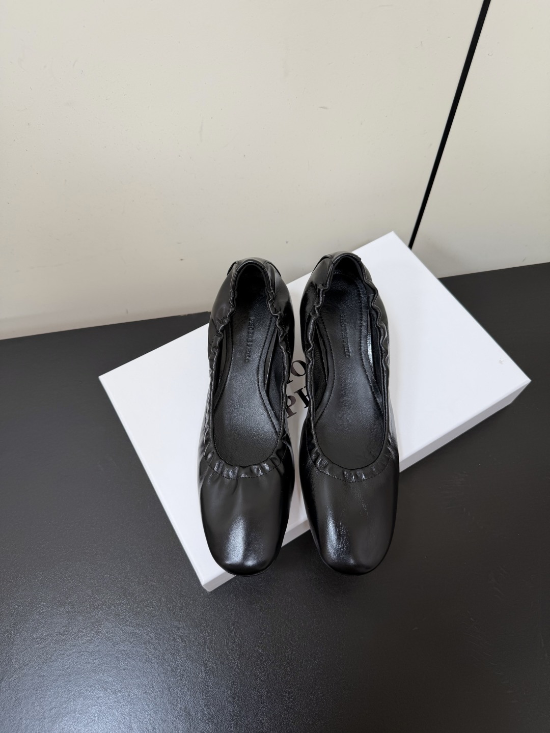 NO:957709,Phoebe Philo spring and summer new pleated ballet low-heeled shoes  This pair of low-heeled ballet shoes has a soft square-toe shape and natural pleats at the shoe opening. It has a lazy and gentle atmosphere. The soft lines do not pick up on the shape of the foot. The low-heeled design quietly lifts the body shape, and it is easy to wear with a relaxed and elegant temperament. The combination can be called a wardrobe classic.  Pair it with single items, whether it is suit pants for commuting, a gentle dress, or casual jeans or wide-leg pants, it can be easily adapted to suit daily commuting, dating, outings, or light business occasions, and you can create a simple and high-end feel without any effort.  The foot feel is very considerate. The shape of the shoe fits the shape of the foot. The soft upper is matched with a loose shoe collar. It is easy to put on and take off without grinding the feet. The low heel design is stable and does not shake, and the feet will not feel tired after walking for a long time. It takes into account both appearance and comfort, and is no burden for daily wear. Butter leather upper, sheepskin lining, Italian genuine leather outsole, size 35-41 (customized sizes 40 and 41 are not returnable), heel height 4.5cm, single shoes, skirts, jeans, business  suit,sheepskin,leather soles19860909Phoebe Philo春夏新款褶皱芭蕾低跟单鞋 这双低跟芭蕾鞋以软乎乎的方头鞋型搭配鞋口自然褶皱,自带慵懒又温柔的氛围感,柔和线条不挑脚型,低跟设计悄悄拔高身形,轻松穿出松弛的优雅气质.搭配上堪称衣柜百搭单品,无论是通勤的西装裤、温柔的连衣裙,还是随性的牛仔裤、阔腿裤,都能轻松适配,日常通勤、约会出游或是轻商务场合都能hold住,不费力就能打造简约高级感. 脚感体验十分贴心,鞋型贴合脚型,软质鞋面搭配宽松鞋口,穿脱方便还不磨脚,低跟设计稳当不晃,长时间行走也不会觉得累脚,兼顾了颜值与舒适感,日常穿毫无负担. 鞋面牛油皮 内里羊皮 大底意大利真皮大底 size35-41码（40、41码定制不退换） 跟高4.5cm,单鞋,skirts,jeans,business suit,sheepskin,Leather soles,Women's Shoes