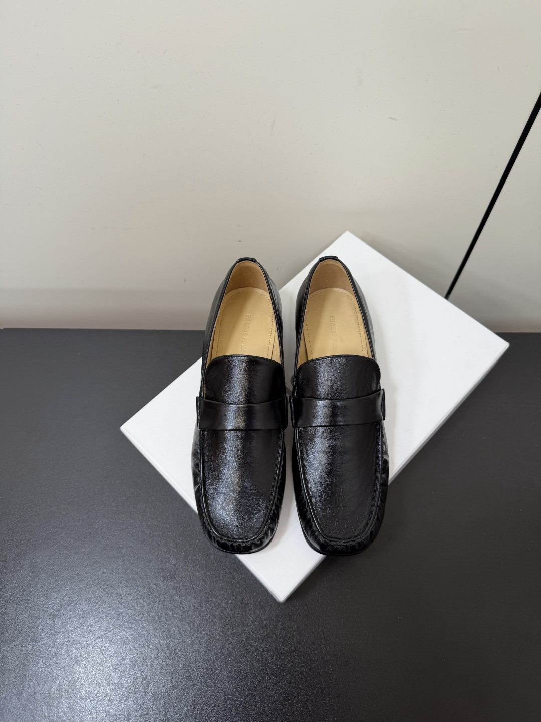 NO:957702,Phoebe Philo 26ss new summer retro square-toe loafers are retro square-toe flat loafers with a simple and high-end texture. The neat square toe is paired with a classic horizontal penny ribbon design, and three materials are used to distinguish the style.  It has a wide range of daily wear options. The matte black suede model is paired with straight-leg trousers and knitted skirts to create a smart workplace style. The glossy black model is paired with denim items and a windbreaker to create a casual and casual feel. The burgundy brown leather model is paired with coats and long skirts to create a retro atmosphere. It is suitable for both long and short trousers and skirts, and can be used for commuting, shopping, and short trips. Upper butter leather/sheep suede lining Sheepskin outsole Italian genuine leather outsole  size 35-41 (customized sizes 40 and 41 are non-refundable), loafers, loafers, skirts, jackets & coats, business suit, sheepskin, Leather soles19860909Phoebe Philo 26ss夏季新款复古方头乐福鞋 自带简约高级质感的复古方头平底乐福鞋,利落方头搭配经典横条便士饰带设计,三种质面料区分风格. 日常穿搭适配跨度广泛,哑光黑绒面款搭配西装直筒裤针织半裙打造干练职场风,亮面黑款适配牛仔单品风衣外套塑造随性休闲感,酒红棕皮款搭配大衣长裙营造复古氛围感,裤装裙装长短款皆可适配,通勤逛街短途出行都能驾驭. 鞋面牛油皮/羊反绒 内里羊皮 大底意大利真皮大底 size35-41码（40、41码定制不退换）,乐福鞋,loafers,skirts,jackets & coats,business suit,sheepskin,Leather soles,Women's Shoes