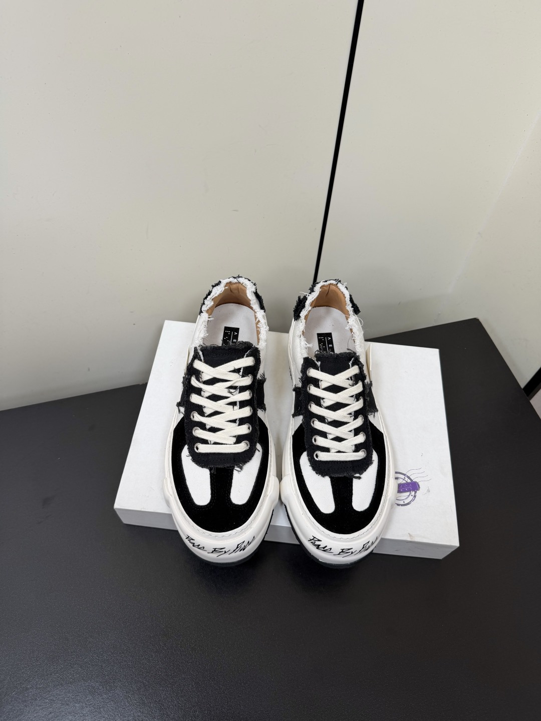 NO:957686,Real vulcanized Wu Jianhao xVesse vulcanized moral training shoes. This canvas shoe has an avant-garde design, with three pairs spliced into one pair. The laces and tongues are designed with raw edges. The beggar series is known as the world's first pair of cork vulcanized shoes. It is full of artistic and retro feelings. At the same time, the design of the shoes has a sense of deconstruction and reorganization. This is why these shoes look like canvas shoes, but they have a sense of science fiction and space. The midsole is filled with cork.  The perfect combination of ancient handmade leather shoe craftsmanship and vulcanized shoes. The design of the upper also follows the design style of deconstruction and reorganization, and is cool and handsome to the end. Women's 35-40 (customized for 40, non-refundable), men 40-45 (customized for 45, non-returnable), casual shoes/sports shoes, sneakers19860909真硫化吴建豪 xVesse硫化德训鞋 这款帆布鞋设计前卫,以三双拼接一双,鞋带和鞋舌的地方运用了毛边的设计,乞丐系列 号称是世界上第一双软木硫化鞋的鞋,充满了艺术感和复古的感觉,同时鞋子的设计颇有解构与重组的设计感,这也是这双鞋看起来像帆布鞋,却很有科幻感和空间感的原因所在. 中底软木填充 把古法手工皮鞋工艺与硫化鞋完美结合鞋面的设计也是沿袭了解构与重组的设计风格,将酷帅进行到底 女款35-40（40定制不退换）  男40-45（45定制不退换）,休闲鞋/运动鞋,sneakers,Women's Shoes
