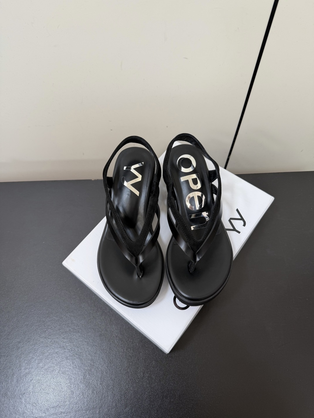 NO:957680,Open yy Korean designer brand flip-flop wedge-heeled thick-soled sandals. Anyone who comes to Korea offline must take away this pair of flip-flops!  Completely get rid of the cheap look of ordinary flip-flops, minimalist thin straps with contrasting color design, large upper feet and slim feet. Lightweight and thick soles that quietly increase the height, soft to walk without grinding the feet, and comfortable for all day shopping. Thin straps with clip-on style are refreshing and not stuffy, a must-have item for spring and summer. Paired with a waxed leather long baguette armpit bag, a cool and simple blogger style can be directly adopted. Suitable for daily outings, beach vacations, commuting and grocery shopping, versatile and durable.  The upper is made of original imported open-edge beaded cowhide/sheep leather, foot pad sheepskin, original outsole, heel height 6.5cm, Size: 35-40 (40 custom made, non-refundable), split-toe shoes, sandals, cowhide, sheepskin, sheep19860909Open yy韩国设计师品牌夹脚坡跟厚底凉鞋 谁来韩国线下都要带走这双夹脚拖！ 完全摆脱普通人字拖廉价感,极简细带撞色设计,上脚巨显脚瘦 轻量厚底悄悄增高,走路软乎乎不磨脚,逛街暴走一整天都舒服 细带夹脚版型清爽不闷脚,春夏穿搭刚需单品 搭配油蜡皮长法棍腋下包,一套清冷简约博主风直接拿捏 日常出门、海边度假、通勤买菜都适配,百搭耐看不挑穿搭 鞋面采用原版进口开边珠牛皮/羊京,垫脚羊皮,原版大底 跟高6.5cm Size:35-40（40订做不退换）,分趾鞋,sandals,cowhide,sheepskin,sheep,Women's Shoes