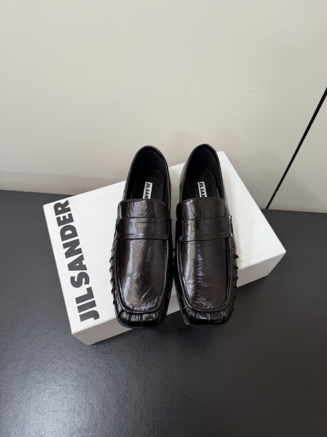 NO:957663,Jilsander popular square-toe loafers/half-flops. I really can't resist the big square toes. They are a must-have for fashionable people's shoe cabinets. They are reversible, super soft leather, purchase-grade version, feel free to buy. The upper is made of cowhide, and the outsole is made of Italian genuine leather. The size is 35-40 (40 customizations are non-returnable), loafers and half-flops, jil sander, loafers, cowhide19860909Jilsander 爆款方头乐福鞋/半拖 我对大方头真的没有抵抗力,时髦人鞋柜都必须有.可两穿踩脚,超级软的皮子,代购级别版本,放心入手. 鞋面对版牛皮 大底意大利真皮注塑大底 码数35-40（40定制不退换）,乐福鞋半拖,jil sander,loafers,cowhide,Women's Shoes