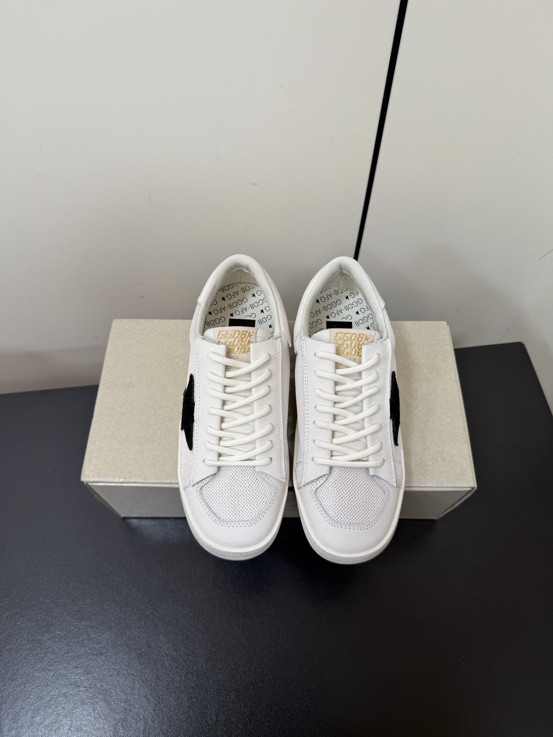 NO:957656,The Golden Goose STARDAN series star dirty shoes GGDB retro and distressed design are super recognizable!  Decorated with metal stars, the details are perfect. The rubber soles have strong grip and are comfortable to wear. They are invisible and increase in height by about 4cm, elongating the proportions of the legs and making them appear longer!  It can be easily used for daily commuting, shopping, and outdoor use. Pair it with thick socks or casual pants for a retro trendy feel. Cowhide stitching with multiple materials. Sheepskin lining. Size 35-46 (customized for women: 40. Men: 39.45.46), casual shoes/sports shoes, sneakers, cowhide, sheepskin, socks.19860909Golden Goose STARDAN系列星星小脏鞋GGDB复古做旧设计超有辨识度！ 金属星星点缀,细节满分 橡胶鞋底抓地力强,穿着舒适,隐形增高约4cm,拉长腿部比例超显腿长！日常通勤、逛街、户外都能轻松驾驭,搭配厚袜子或休闲裤,复古潮流感直接拉满 牛皮拼接多材质 内里 羊皮 码数35-46（女40.男39.45.46定做）,休闲鞋/运动鞋,sneakers,cowhide,sheepskin,socks,Women's Shoes
