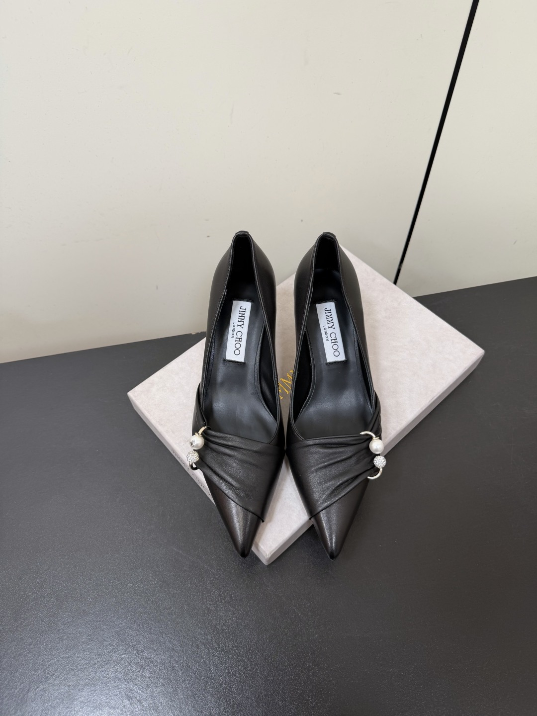 NO:957627,Jimmy Choo 26ss new summer pleated pearl pointed-toe high-heeled shoes are full of gentle and ladylike atmosphere. The neat pointed toe is matched with the soft pleated design of the upper. The front is decorated with pearl rhinestone buckles. The slim metal stiletto stretches the leg line, and the sense of elegance and sophistication directly hits the heart. It combines the gentle style and simple high-end texture, taking into account the atmosphere of formal occasions and the practicality of daily wear. A pair enhances the sophistication of the whole set and is a versatile and exquisite high-heeled shoe with perfect atmosphere. Upper Sheepskin  Sheepskin lining, genuine leather outsole, size 35-42 (customized sizes 40, 41, 42 are non-refundable), heel height 6.5cm, single shoes, jimmy choo, high heels, sheepskin, Leather soles19860909Jimmy Choo 26ss夏季新款褶皱珍珠尖头高跟鞋 满溢温柔名媛氛围感,利落尖头搭配鞋面柔和褶皱设计,前端点缀珍珠水钻饰扣,纤细金属细跟拉伸腿部线条,优雅精致感直击人心. 融合温柔千金风与简约高级质感,兼顾正式场合氛围感与日常穿搭实用性,一双提升整套造型精致度,是氛围感满分的百搭精致高跟. 鞋面羊皮 内里羊皮 大底真皮大底 size35-42码（40、41、42码定制不退换） 跟高6.5cm,单鞋,jimmy choo,high heels,sheepskin,Leather soles,Women's Shoes