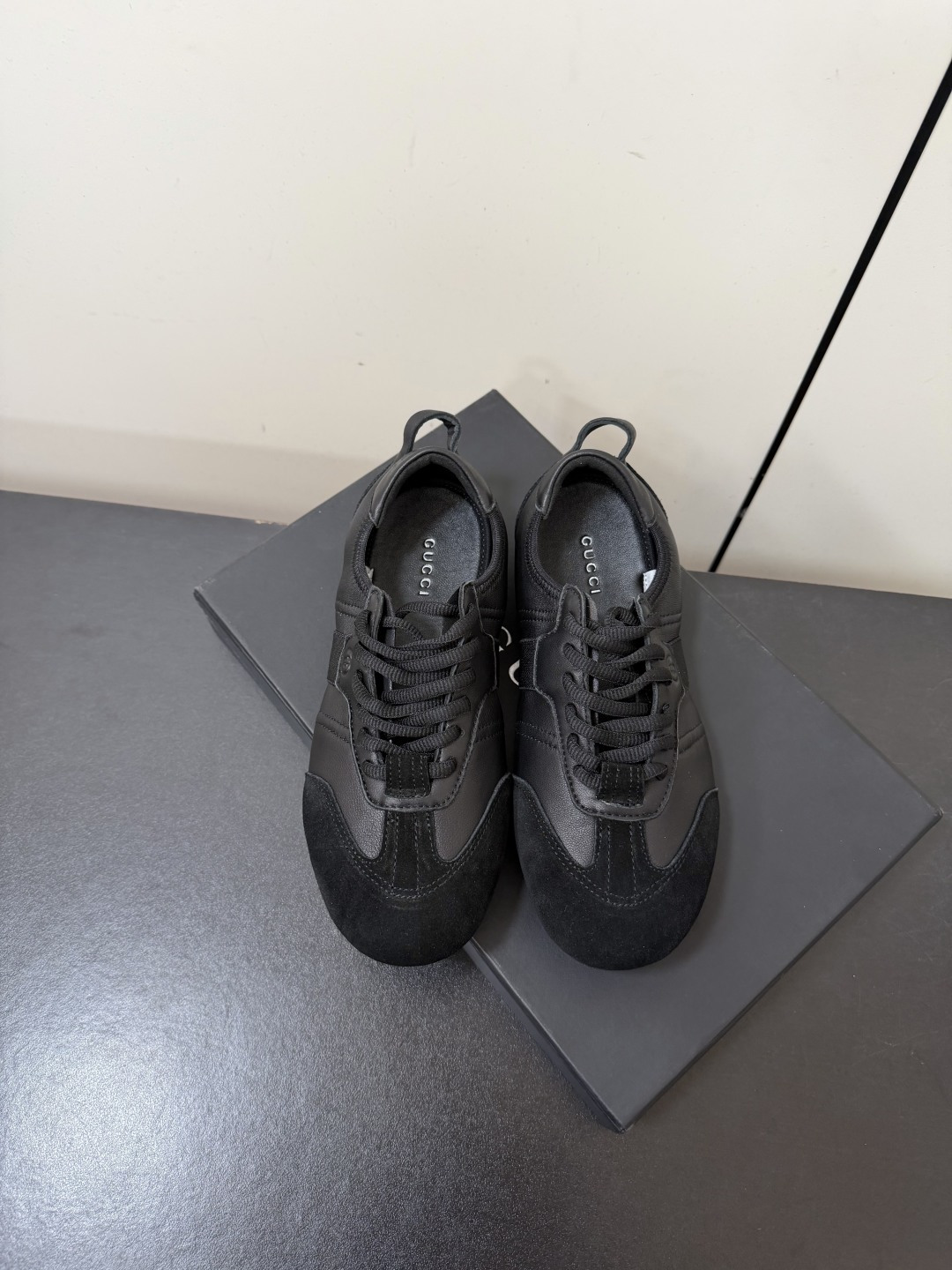 NO:957644,GUCCI 26ss summer new retro casual thin-soled moral training shoes. Classic retro moral training shoes. The toe is made of fine suede stitched with a smooth shoe body. The iconic red and green webbing on the side of the shoe serves as a visual highlight. The rounded shoe compartment accommodates all types of feet. The three colors of off-white, soft pink and pure black can easily adapt to all styles of daily wear.  The matching scenarios cover a wide range of situations. The white model is paired with straight jeans and knitted sweatshirts to create a refreshing Korean style; the pink model is suitable for skirts and casual suits, highlighting the gentle girly atmosphere; the black all-leather model is paired with overalls and wide-leg suit pants to easily create a cool commuting look, which can be used for commuting, shopping, and campus wear. The upper is imported sheepskin and the lining is sheepskin. The outsole is an original molded outsole.  size women's size 35-41 (customized sizes 40 and 41 are not returnable) men's size 39-45 (customized sizes 39 and 45 are not returnable), casual shoes/sports shoes, gucci, sneakers, hoodie, sweatshirts, skirts, jeans, business suit, sheepskin19860909GUCCI 26ss夏季新款复古休闲薄底德训鞋 经典复古德训鞋型,鞋头采用细腻反毛皮拼接光面鞋身,鞋侧标志性红绿织带作为视觉亮点,圆润鞋仓包容各类脚型,米白、柔粉、纯黑三色配色轻松适配全风格日常穿搭. 穿搭适配场景覆盖面广泛,白色款搭配直筒牛仔裤、针织卫衣打造清爽韩系穿搭；粉色款适配半身短裙、休闲套装,凸显温柔少女氛围感；黑色全皮款搭配工装裤、阔腿西装裤,轻松拿捏酷飒通勤造型,出门通勤、逛街出游、校园穿搭都能随心驾驭. 鞋面进口羊皮 内里绵羊皮 大底原版开模大底 size女码35-41码（40、41码定制不退换）男码39-45码（39、45定制不退换）,休闲鞋/运动鞋,gucci,sneakers,hoodie,sweatshirts,skirts,jeans,business suit,sheepskin,Women's Shoes