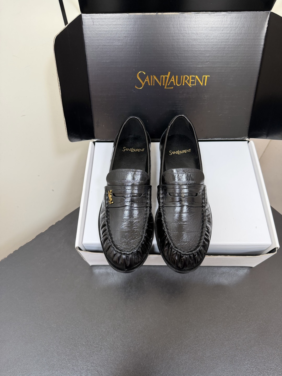 NO:957658,Men's Saint Laurent YSL round-toe pleated loafers. The iconic small logo is the soul of this pair of shoes. It is presented on the shoe body in a low-key and delicate manner. Unlike the big and flamboyant logo, it is quiet but eye-catching. It uses simple lines to outline YSL's unique fashion DNA, inadvertently revealing the brand's profound heritage. The classic almond-shaped design of the toe cleverly modifies the foot shape and visually lengthens the foot line, highlighting elegance and delicacy.  Whether paired with simple wide-leg pants or a playful short skirt, it can be easily worn to show the charm of different styles! It becomes the finishing touch in the look. The fabric is made of original customized leather, the inner foot pads are all sheepskin, and the soles are genuine leather outsole imported from Italy. Size35-47 (40.41.42.43 for women, 45.46.47 for men, custom-made), loafers, saint laurent, saint  laurent,loafers,skirts,sheepskin,leather soles19860909男款Saint Laurent YSL圆头褶皱单鞋乐福鞋 标志性的小logo是这双鞋的灵魂所在.以低调而精致的姿态呈现于鞋身之上.不同于张扬的大标识 它安静却醒目,用简洁线条勾勒出YSL独有的时尚DNA,在不经意间透露出品牌的深厚底蕴,鞋头的经典杏仁形设计 巧妙修饰脚型,在视觉上拉长足部线条 彰显优雅与秀气 . 无论是搭配简约阔腿裤 还是俏皮小短裙 都能轻松驾驭 展现不同风格魅力!成为造型中的点睛之笔. 面料采用原版定制皮料 内里垫脚均为羊皮 鞋底意大利进口真皮大底 Size35-47（女40.41.42.43 男45.46.47定做）,乐福鞋,saint laurent,saint laurent,loafers,skirts,sheepskin,Leather soles,Women's Shoes