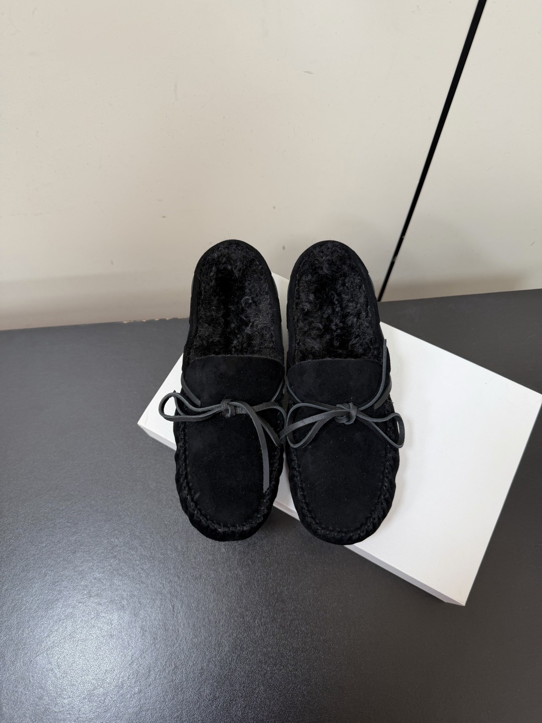 NO:957637,TheRow 26WF new minimalist bow-knot wool lining beanie loafers. Must-have versatile shoes for autumn and winter wardrobes. Delicate touch heals every step. A sincere work from a low-key luxury brand. Instantly unlocks the sense of luxury on the feet. Simple but powerful. The first choice for intellectual style. Gentle and has an aura of alienation. Soft and waxy lambskin lining to wrap the feet. Italian-style ingenious hand-sewing. Low-saturated colors are suitable for the whole wardrobe.  The soft sole is as light as stepping on the clouds. The slip-on design is lazy and casual. It can be controlled in daily commuting. The unobtrusive high-end and relaxed atmosphere puts restrained aesthetics under the feet. Paired with suit pants, it is frank and elegant. Paired with a dress, it is graceful and elegant. Every step is dignified. The soft and waxy foot feels not tired after long-term wear. The quality of Italian products is guaranteed. The fabric is made of original customized leather. The inner tiptoe is made of sheep's wool. The original molded custom-made non-slip outsole  size35-39 (40/41 customization is non-returnable), loafers, loafers, skirts, business suit, sheepskin19860909TheRow 26WF新品极简蝴蝶结羊毛里豆豆鞋乐福鞋 秋冬衣橱必备百搭神鞋 细腻触感治愈每一步 低调奢牌的诚意之作 上脚即刻解锁高级感 简约却自有万钧之力 知识分子风穿搭首选 温柔中自带疏离气场 内里软糯小羊皮温柔裹足 意式匠心手工缝制 低饱和色系适配全衣橱 软底轻弹如踩云端 一脚蹬设计慵懒随性 通勤日常皆可驾驭 不张扬的高级松弛氛围感 将克制美学穿于足下 搭配西装裤率性又优雅 配连衣裙温婉动人 每一步都走得很体面 软糯脚感久穿不累脚 意式出品品质有保障 面料采用原版定制皮料 内里踮脚均为羊卷毛 原版开模定制防滑大底 size35-39（40/41定制不退换）,乐福鞋,loafers,skirts,business suit,sheepskin,Women's Shoes