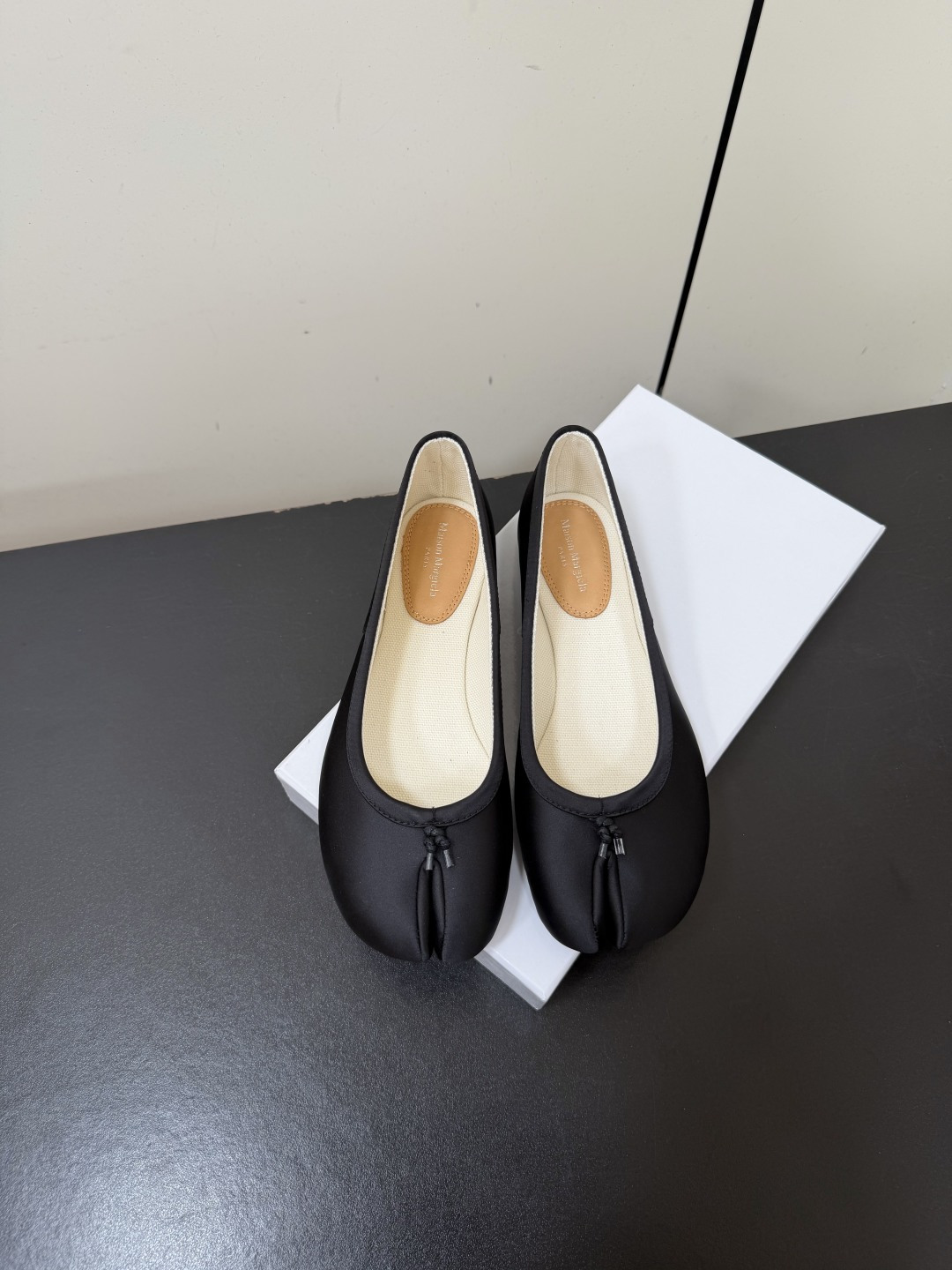 NO:957623,Maison Margiela MM6 Tabi silk pleated split-toe shoes. A famous Belgian designer who once served as the creative director of Hermès. Although he is low-key to extinction, it is still difficult to resist his rise in fame in the global fashion design world. A must-have item for fashionistas. The Tabi is the most elegant flat ballet shoe. The upper is imported cowhide/silk cloth, and the lining is sheepskin. The outsole is imported genuine leather outsole from Italy.  size35-42 (40.41.42 customized, non-refundable), split-toe shoes, hermes, hermes, masion margiela, masion margiela, cowhide, sheepskin, real silk, Leather soles19860909Maison Margiela MM6马吉拉tabi丝绸褶皱分趾鞋 比利时著名设计师,曾担任爱马仕 (Hermès) 的创意总监 虽然低调到绝迹 却仍然难以抵挡他在全球时装设计界的名声鹊起 时尚达人穿搭必备单品 Tabi中是最优雅的一款平底芭蕾鞋 鞋面进口牛皮/真丝布 内里垫脚羊皮 大底意大利进口真皮大底 size35-42（40.41.42定制不退换),分趾鞋,hermes,hermes,masion margiela,masion margiela,cowhide,sheepskin,real silk,Leather soles,Women's Shoes