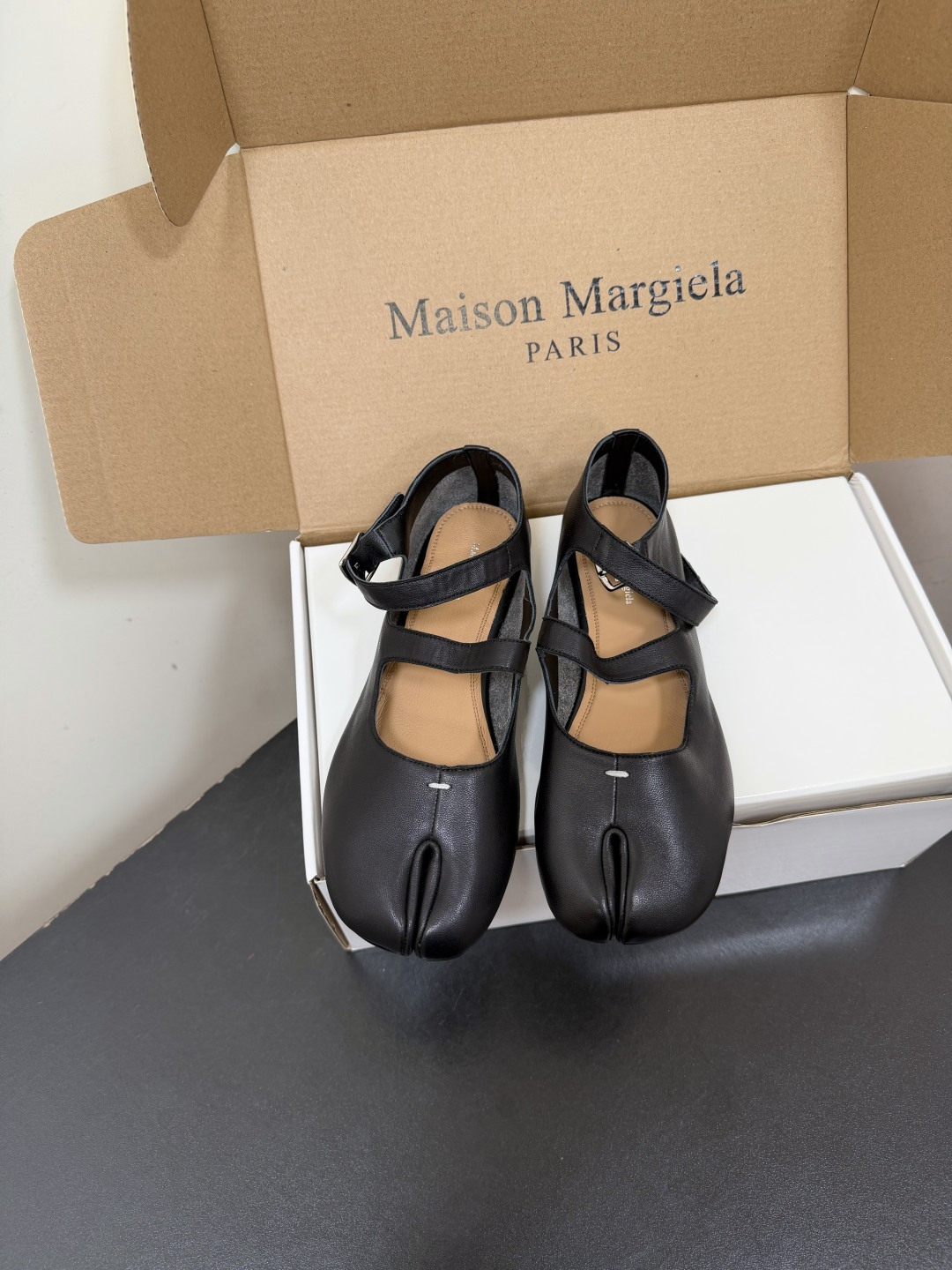 NO:957600,Guangdong Maison Margiela mm6 26ss summer new Tabi split-toe double-strap Mary Jane shoes have a sense of avant-garde art atmosphere. The iconic split-toe design is highly recognizable. The double-channel one-word strap replicates the classic Mary Jane version. The retro style and niche design are integrated with each other, low-key and full of unique charm.  Pair it with a long cotton and linen skirt and wide-leg casual pants to create a lazy and artistic daily look; pair it with straight-leg suit trousers to create a mixed and cool style, which is perfect for daily travel, shopping and shopping, and light commuting. Sheepskin upper, cowhide lining, Italian genuine leather outsole, size 35-40 (customized sizes 40 are non-returnable), split-toe shoes, masion margiela, mary jane, skirts, business  suit,cowhide,sheepskin,leather soles19860909莞货Maison Margiela mm6 26ss夏季新款Tabi分趾双带玛丽珍鞋 自带先锋艺术氛围感,标志性分趾设计极具辨识度,双道一字绊带复刻经典玛丽珍版型,复古格调与小众设计相互融合,低调又充满独特韵味. 搭配棉麻半身长裙、阔腿休闲裤,能够打造慵懒文艺的日常造型；搭配西装直筒裤,可碰撞出混搭潮酷风格,日常出行、逛街探店、轻通勤场景都能完美适配. 鞋面羊皮 内里牛皮 大底意大利真皮大底 size35-40码（40码定制不退换）,分趾鞋,masion margiela,mary jane,skirts,business suit,cowhide,sheepskin,Leather soles,Women's Shoes