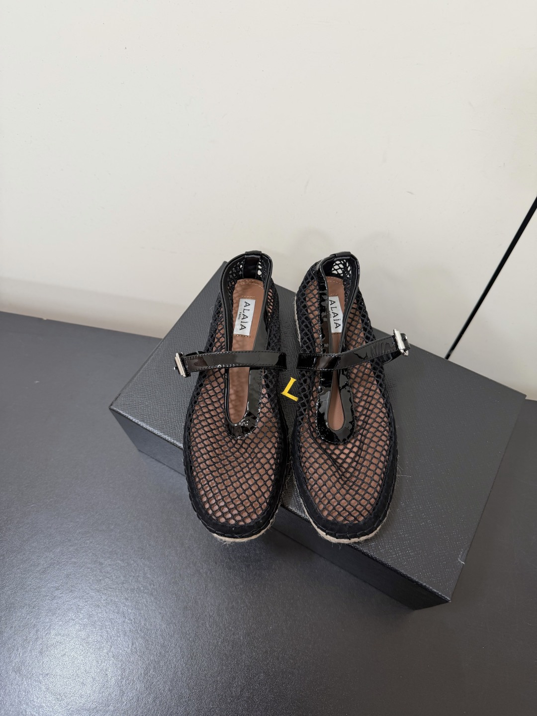 NO:957611,alaia's new mesh fisherman Mary Jane shoes ALAIA's fishnet fisherman shoes, nylon woven mesh with patent leather straps of the same color, silver buckle embellishment, the whole is very eye-catching. It has a strong sense of presence in summer!  Soft patent leather upper + mesh, padded sheepskin, original straw outsole, size 35-40 (customized at 40.41.42), ballet shoes, alaia, mary jane, espadrilles, espadrilles, sheepskin19860909alaia阿莱娅新款网面渔夫玛丽珍单鞋 ALAIA 的渔网渔夫鞋,尼龙编织网面搭配同色漆皮搭带,银色搭扣点缀,整体非常亮眼.夏天穿存在感很强！ 鞋面软漆皮+网面 垫脚羊皮 原版草编大底 码数35-40（40.41.42订做）,芭蕾舞鞋,alaia,mary jane,espadrilles,espadrilles,sheepskin,Women's Shoes