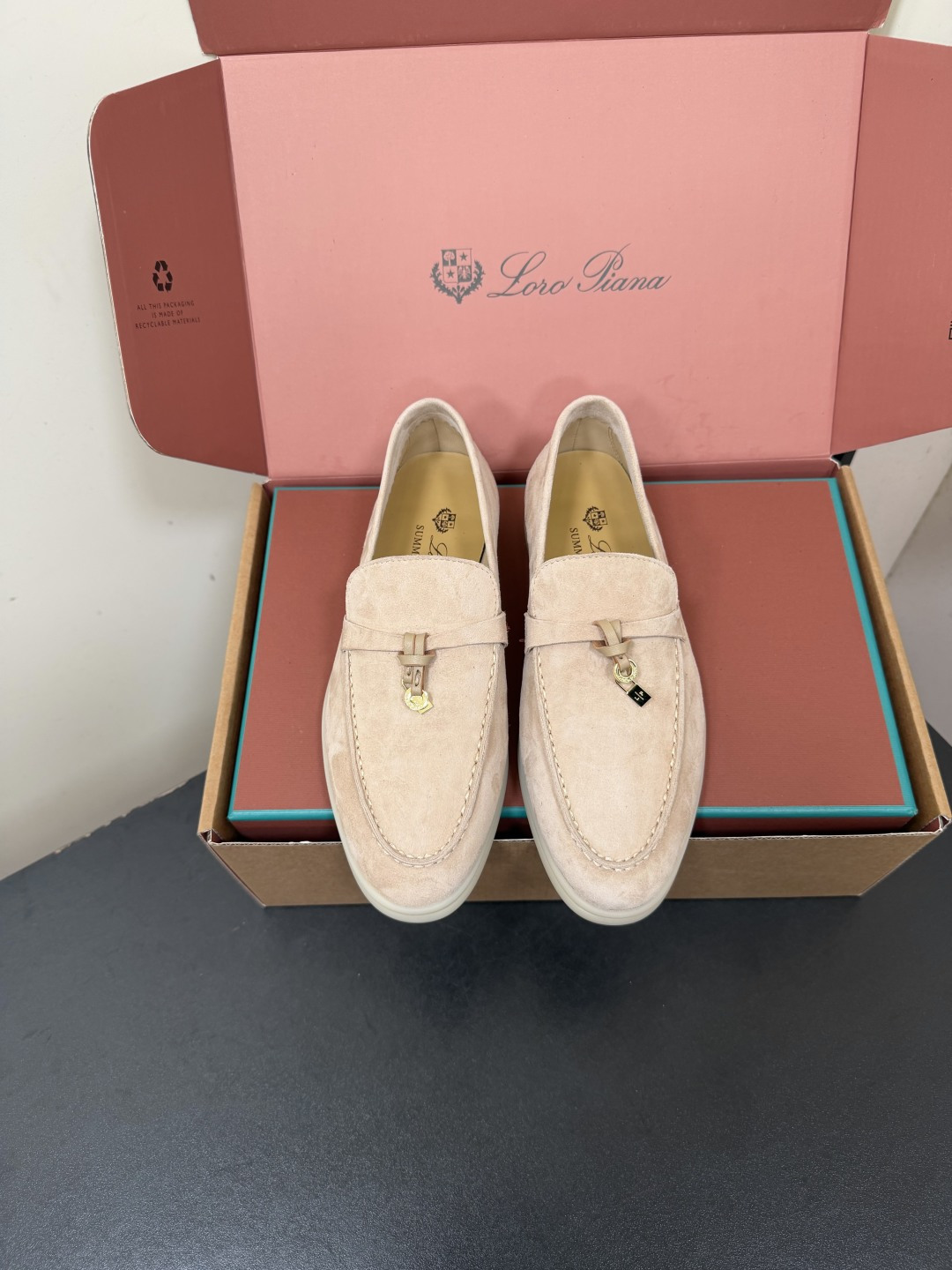 NO:957584,LoroPiana/诺yo Piana universal classic loafers LP. This slip-on shoe is made of lambskin fabric, treated with water-repellent and anti-fouling, and equipped with an ultra-light and soft rubber outsole. It is ideal for daily casual wear. The high-quality metal-free tanning and tumbling process highlights the natural texture of the leather, and the double-layer sole effect makes it can also be used as daily shoes to create a casual style!  Comes with original box packaging, airplane box version, sheepskin upper, sheepskin lining, genuine leather midsole, original outsole, size 35-46 (40 for women, 45/46 for men, does not support returns or exchanges), standard leather shoe sizes, loafers, loro piana, loro piana, loafers, sheepskin, sheep19860909LoroPiana/诺悠翩雅 万能经典乐福鞋 LP这款套脚鞋采用羊猄面料,经防泼水防污处理,搭配超轻柔软橡胶大底,日常休闲装扮的理想之选.高质量的无金属鞣制和翻滚工艺,凸显了皮革的天然纹理,双层鞋底效果,使其也可作为日常鞋履,打造休闲风格！配原盒包装飞机盒版本 鞋面羊猄 内里羊皮 中底真皮 大底原版大底 码数35-46（女40男45/46不支持退换） 标准皮鞋尺码,乐福鞋,loro piana,loro piana,loafers,sheepskin,sheep,Women's Shoes
