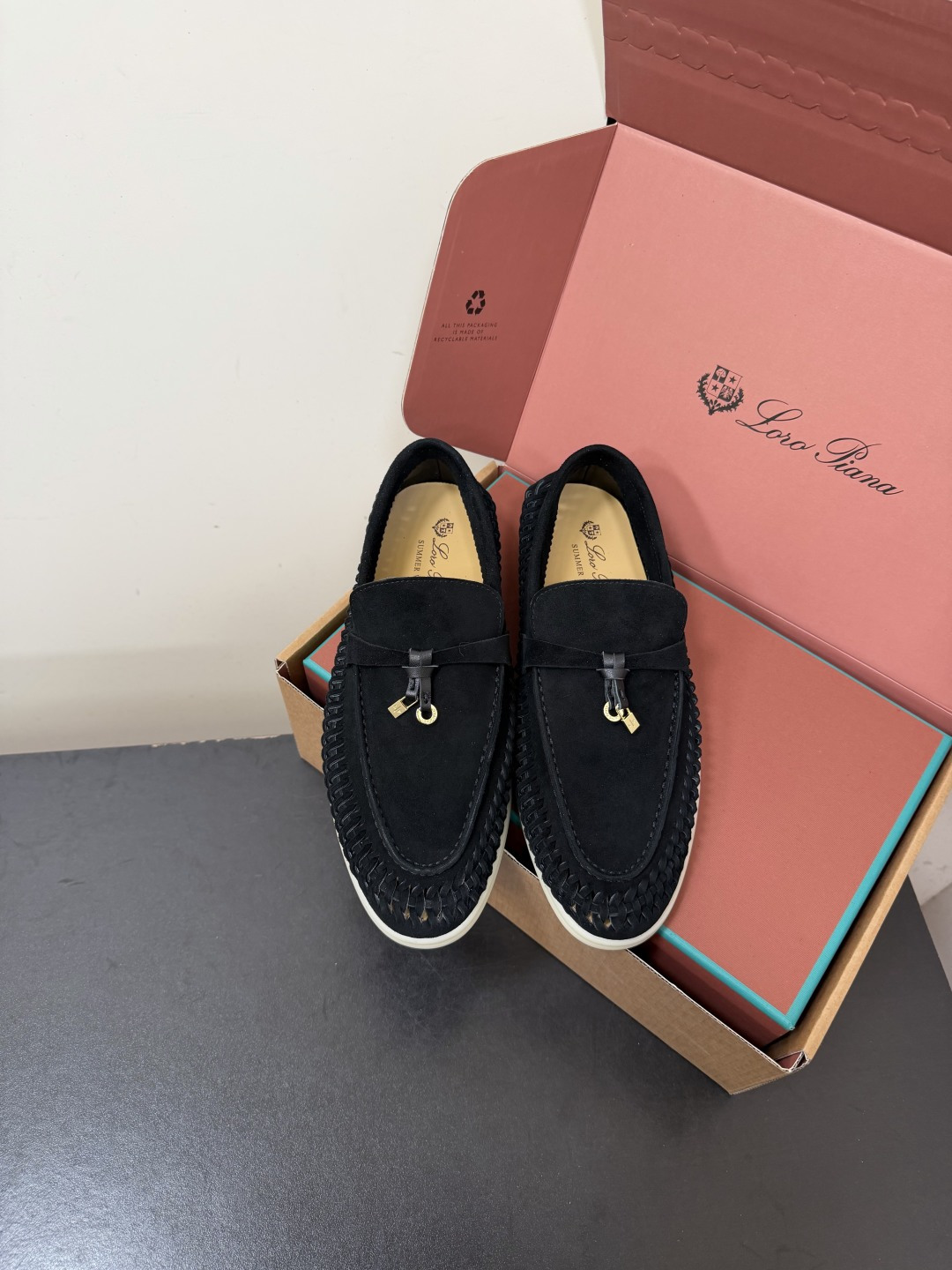 NO:957591,LoroPiana Suede Slip-On Casual Woven Loafers LP This slip-on shoe is made of sheepskin fabric, treated with water-repellent and anti-fouling, and equipped with an ultra-light soft rubber outsole. It is ideal for daily casual wear in summer. The high-quality metal-free tanning and tumble process highlights the natural texture of the leather, and the double-layer sole effect makes it also a daily shoe to create a casual style!  Comes with original box packaging and airplane box, sheepskin upper, sheepskin lining, genuine leather midsole, original outsole, 35-46 (40 for women, 45.46 for men, customized and non-returnable). Standard leather shoe size, loafers, loro piana, loro piana, loafers, sheepskin, sheep.19860909LoroPiana/诺悠翩雅 绒面一脚蹬休闲编织乐福鞋 LP这款套脚鞋采用羊猄面料,经防泼水防污处理,搭配超轻柔软橡胶大底,夏季日常休闲装扮的理想之选.高质量的无金属鞣制和翻滚工艺,凸显了皮革的天然纹理,双层鞋底效果,使其也可作为日常鞋履,打造休闲风格！配原盒包装带飞机盒 鞋面羊猄 内里羊皮 中底真皮 大底原版大底 35-46（女40,男45.46定制不退换） 标准皮鞋尺码,乐福鞋,loro piana,loro piana,loafers,sheepskin,sheep,Women's Shoes