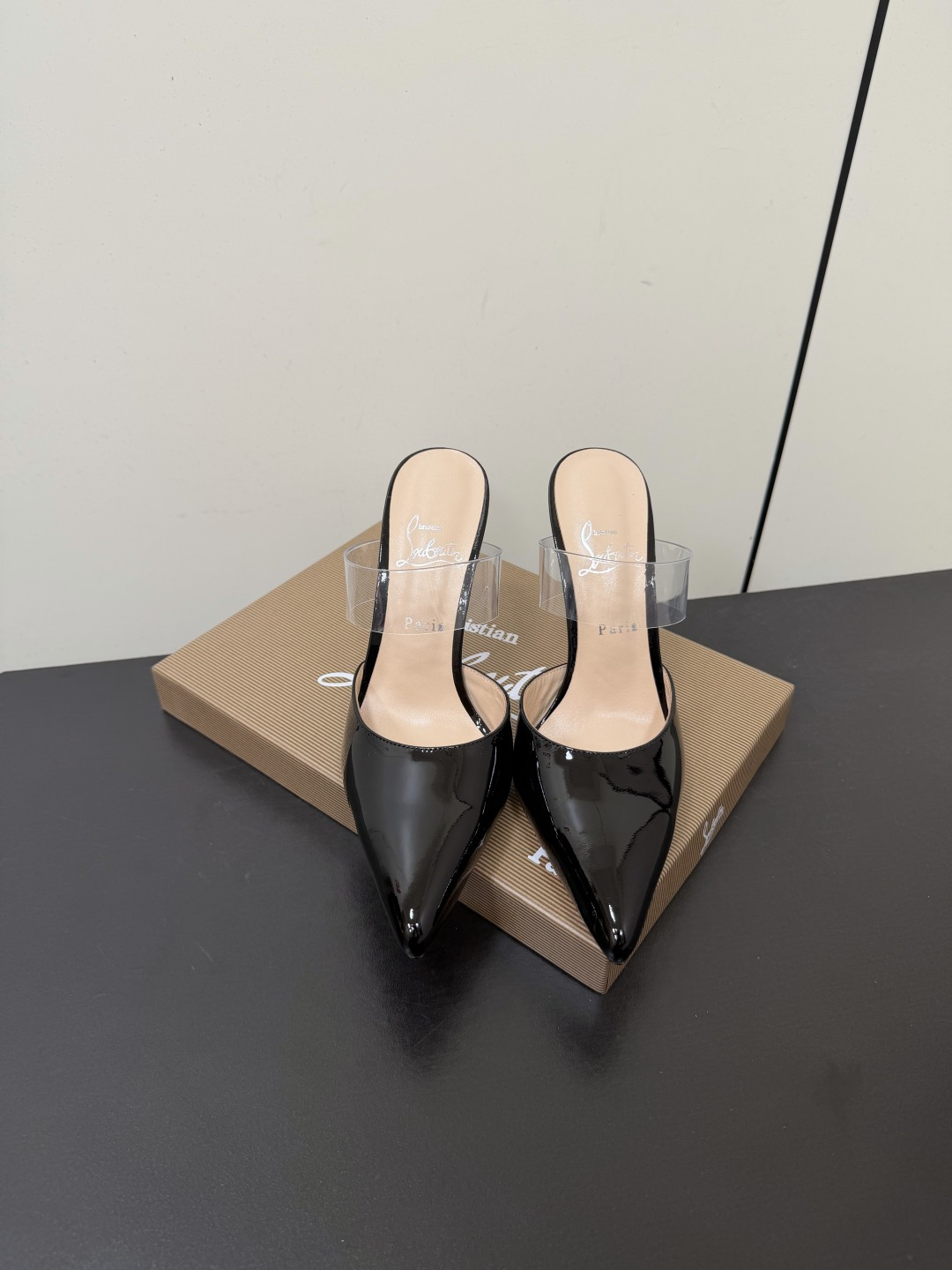 NO:957570,Christian Louboutin Road Platinum film CL red sole shoes global limited edition!  Blessings from Las Vegas are inspired by the colorful neon lights of Las Vegas. They are absolutely eye-catching. The classic patent leather pointed-toe high-heeled half-slip slippers are exquisite, so beautiful, so beautiful, so beautiful. Fashion sandals and high-heeled shoes are simply irresistible. The sexy goddess releases her invincible femininity. The gorgeous red bottom is like the red carpet that the queen walks on when she ascends to the top. She is full of aura in every minute. Whether in love or in the workplace, she is popular in the end. Extraordinarily fascinating and full of femininity!  Suitable for all kinds of parties. Undefeated classic. Fully original one-to-one mold customization. Fabric imported cow patent leather. Lining imported soft sheep leather lining. Outsole original leather sole. Heel height 10.5cm. Size 35-39 (40/41/42/43 customized and non-refundable). Standard code. Original packaging, half-slip high heels, christian louboutin, sandals, high heels, slippers, sheepskin.19860909ChristianLouboutin路铂廷 胶片CL红底鞋 全球限量！来自拉斯维加斯的祝福灵感来自拉斯维加斯的炫彩霓虹 绝对吸睛的存在 经典款漆皮尖头高跟半拖拖鞋 精致 太美了太美了太美了 时装凉鞋 标致性高跟鞋 根本抵抗不了 性感女神 释放无敌女人味 艳丽红底 就像女王登顶时踩着的红毯 分分钟气场全开 不论情场还是职场 一红到底 格外的引人入胜 女人味十足！适合各种聚会 不败的经典 全原版一比一开模定制 面料进口牛漆皮 内里进口柔软绵羊皮内里垫脚 大底原版一致真皮底 跟高10.5cm Size 35-39（40/41/42/43定做不退换）标准码 包装原包装,半拖高跟鞋,christian louboutin,sandals,high heels,slippers,sheepskin,Women's Shoes