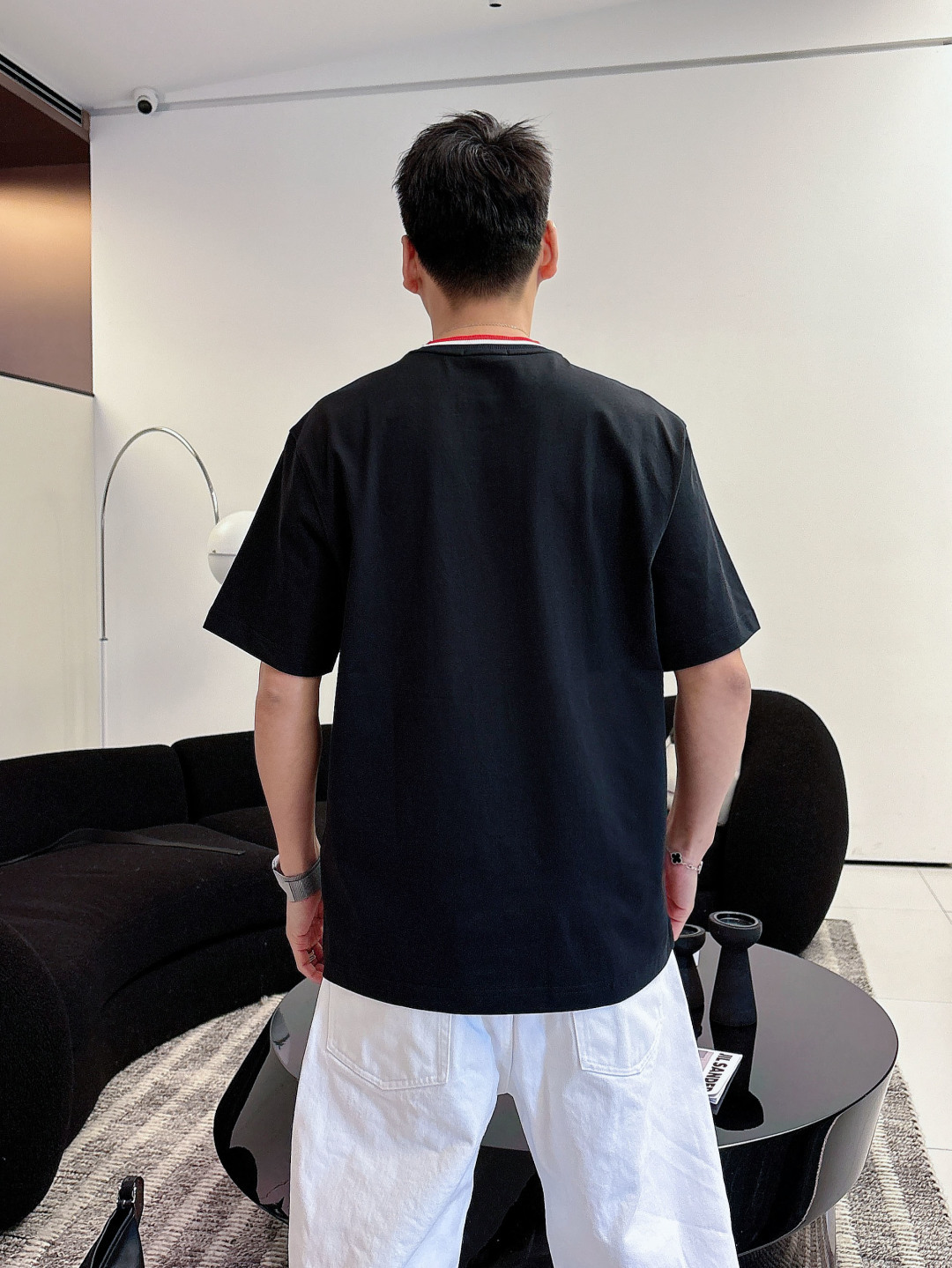 支持年后退换P160    蒙口#MONCLER  2026春夏新款首发专柜最新款短袖圆领T恤 高端订制 设计前卫时尚！品牌logo重工艺设计 高端定制百分百棉➕顶级丝光面料.手感柔软.穿着舒适.专柜级别精致车线.做工精细.上身效果无敌帅气！型男必备单品！
颜色：黑色 白色
码数：M-3XL
