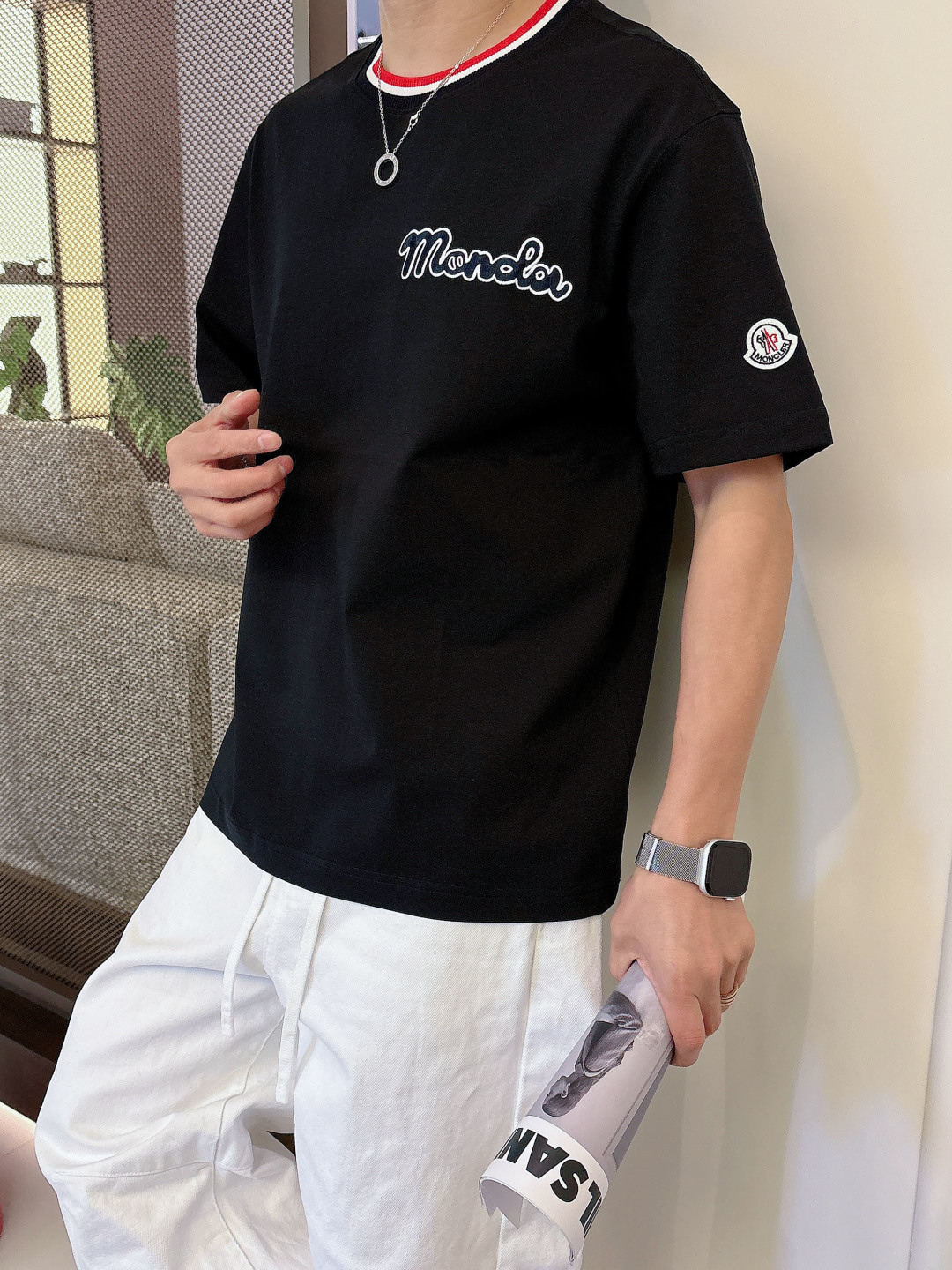 支持年后退换P160    蒙口#MONCLER  2026春夏新款首发专柜最新款短袖圆领T恤 高端订制 设计前卫时尚！品牌logo重工艺设计 高端定制百分百棉➕顶级丝光面料.手感柔软.穿着舒适.专柜级别精致车线.做工精细.上身效果无敌帅气！型男必备单品！
颜色：黑色 白色
码数：M-3XL
