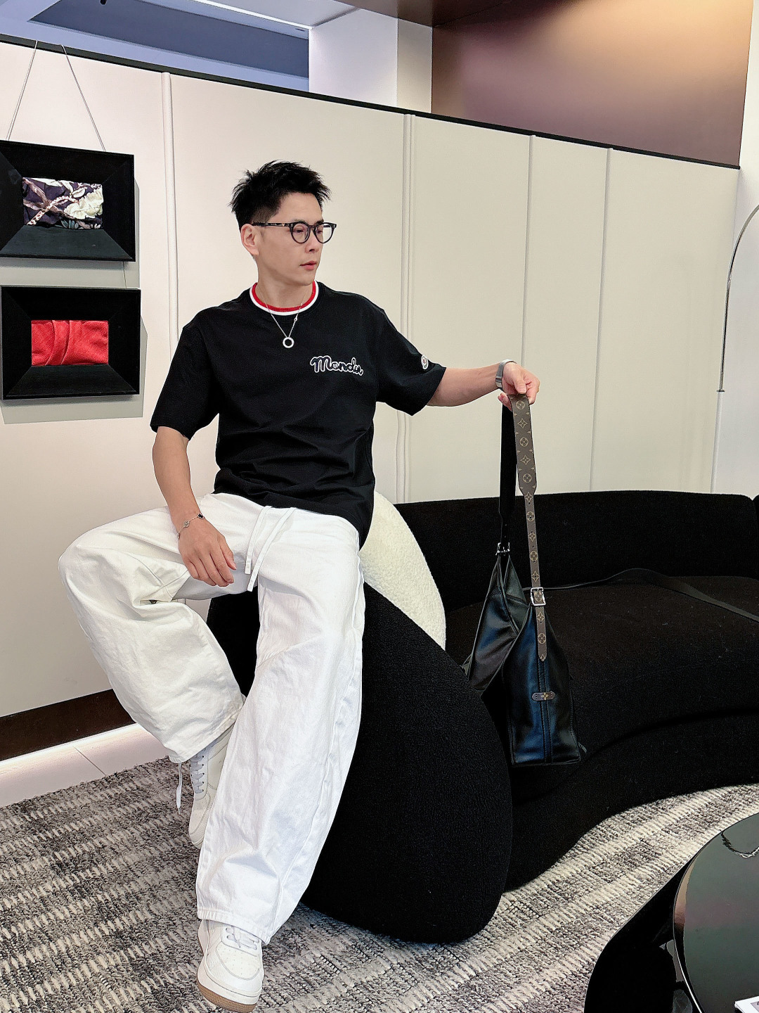 支持年后退换P160    蒙口#MONCLER  2026春夏新款首发专柜最新款短袖圆领T恤 高端订制 设计前卫时尚！品牌logo重工艺设计 高端定制百分百棉➕顶级丝光面料.手感柔软.穿着舒适.专柜级别精致车线.做工精细.上身效果无敌帅气！型男必备单品！
颜色：黑色 白色
码数：M-3XL
