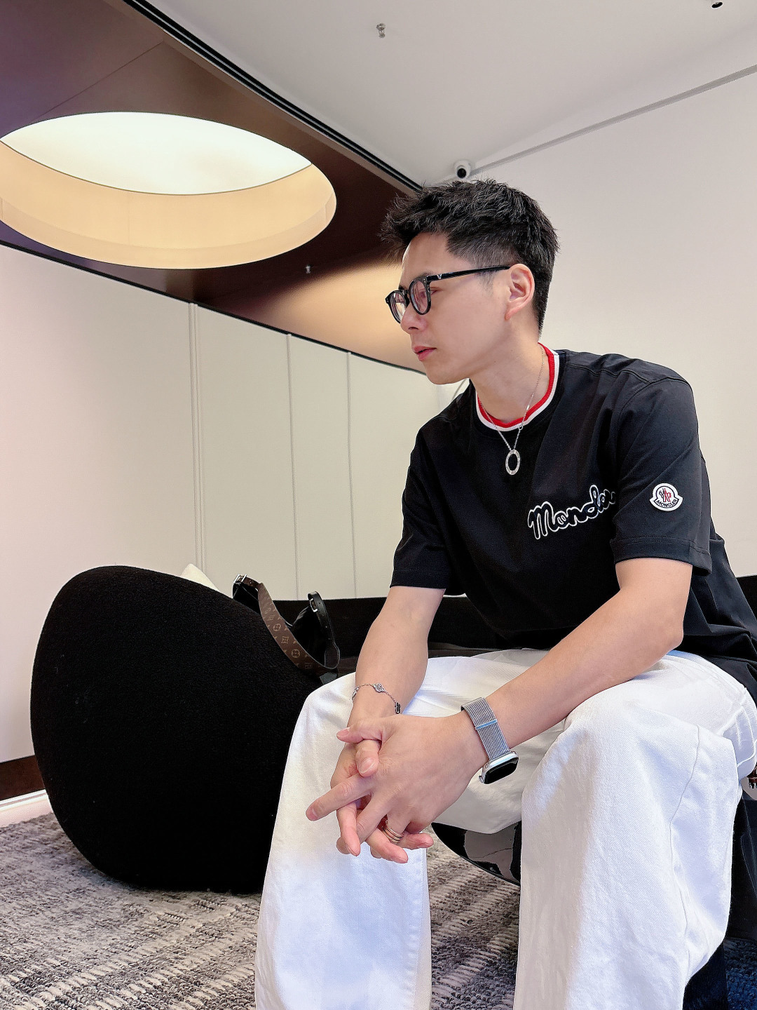 支持年后退换P160    蒙口#MONCLER  2026春夏新款首发专柜最新款短袖圆领T恤 高端订制 设计前卫时尚！品牌logo重工艺设计 高端定制百分百棉➕顶级丝光面料.手感柔软.穿着舒适.专柜级别精致车线.做工精细.上身效果无敌帅气！型男必备单品！
颜色：黑色 白色
码数：M-3XL
