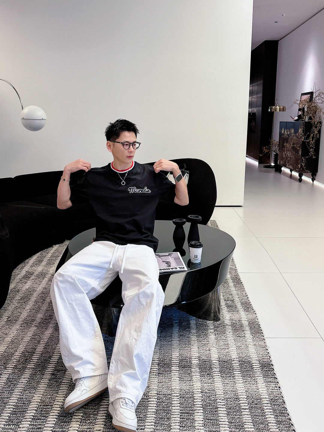 支持年后退换P160    蒙口#MONCLER  2026春夏新款首发专柜最新款短袖圆领T恤 高端订制 设计前卫时尚！品牌logo重工艺设计 高端定制百分百棉➕顶级丝光面料.手感柔软.穿着舒适.专柜级别精致车线.做工精细.上身效果无敌帅气！型男必备单品！
颜色：黑色 白色
码数：M-3XL
